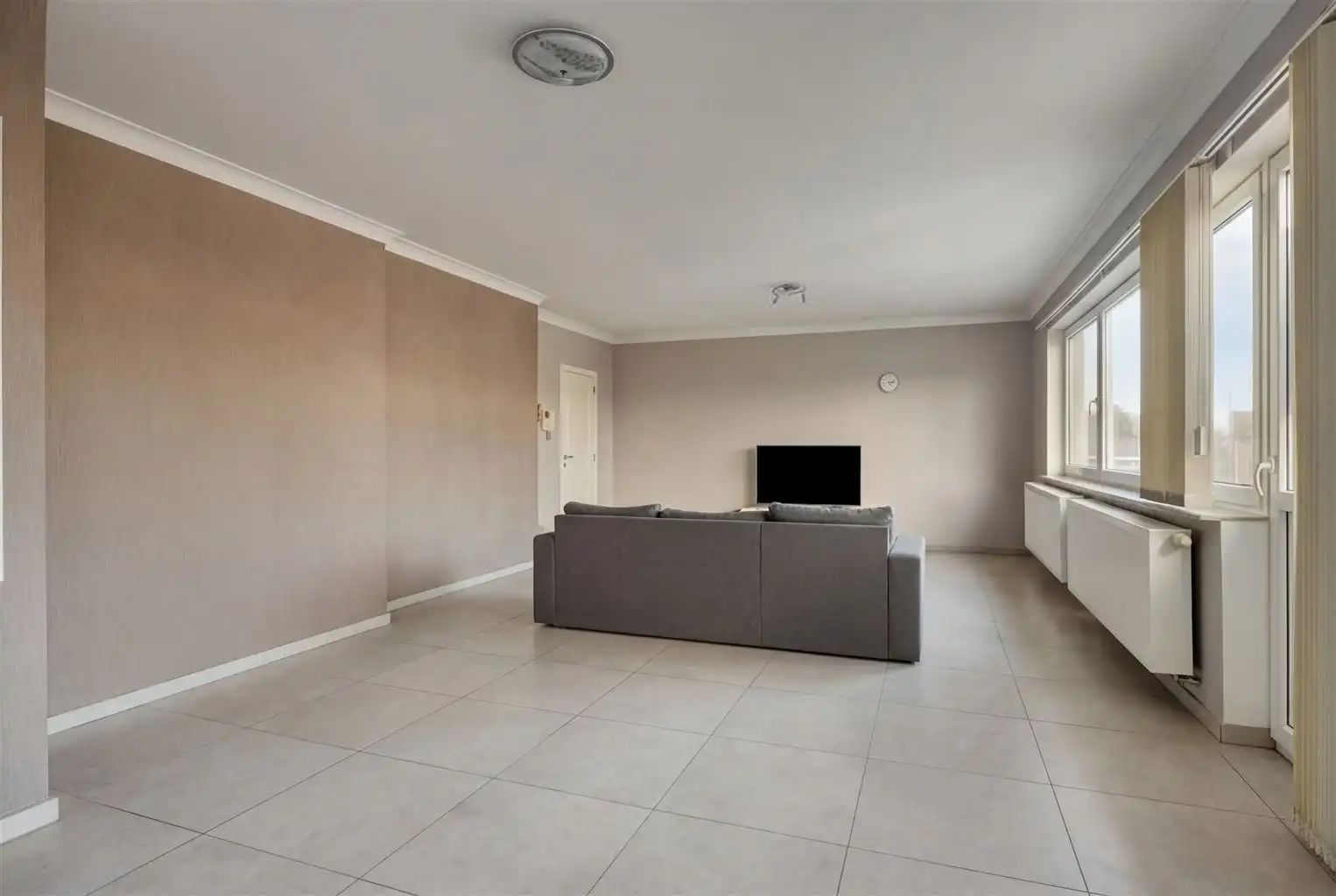 Zeer ruim 4-slaapkamerappartement met ruime terrassen en een afgesloten garage, gelegen nabij het centrum van Maaseik. foto 2