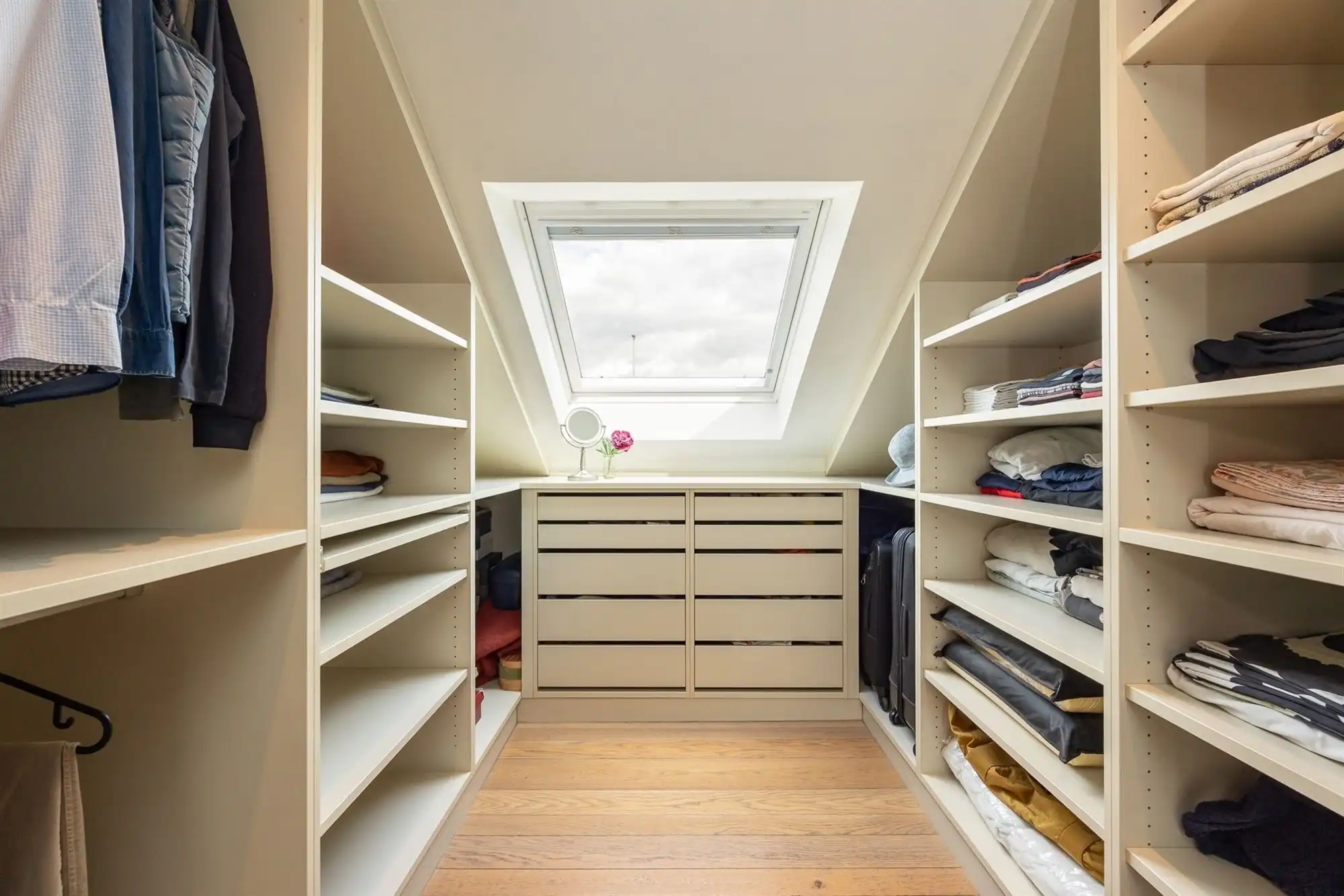 Instapklare en vrijstaande gezinswoning met 3 slpk. en een ruime tuin foto 12