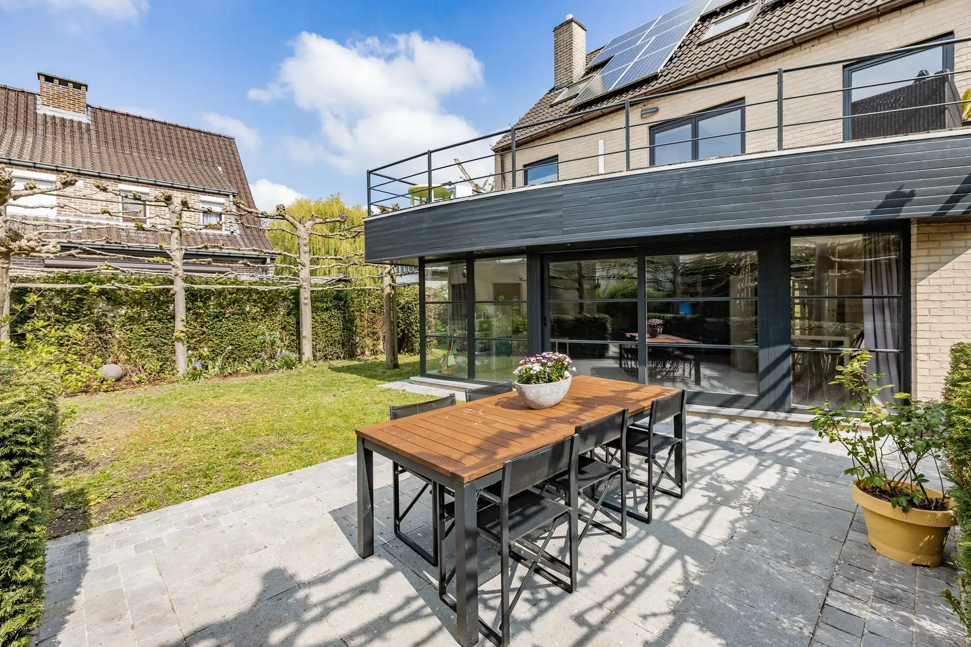 Instapklare en ruime gezinswoning met 5 slaapkamers, zonnige tuin en extra praktijk-/kantoorruimte op topligging te Aalst  foto 3