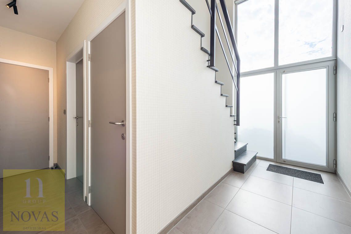 Ruime instapklare woning met 4 tot 5 slaapkamers, zonnepanelen, airco, inpandige garage en buitenstaanplaatsen foto 13