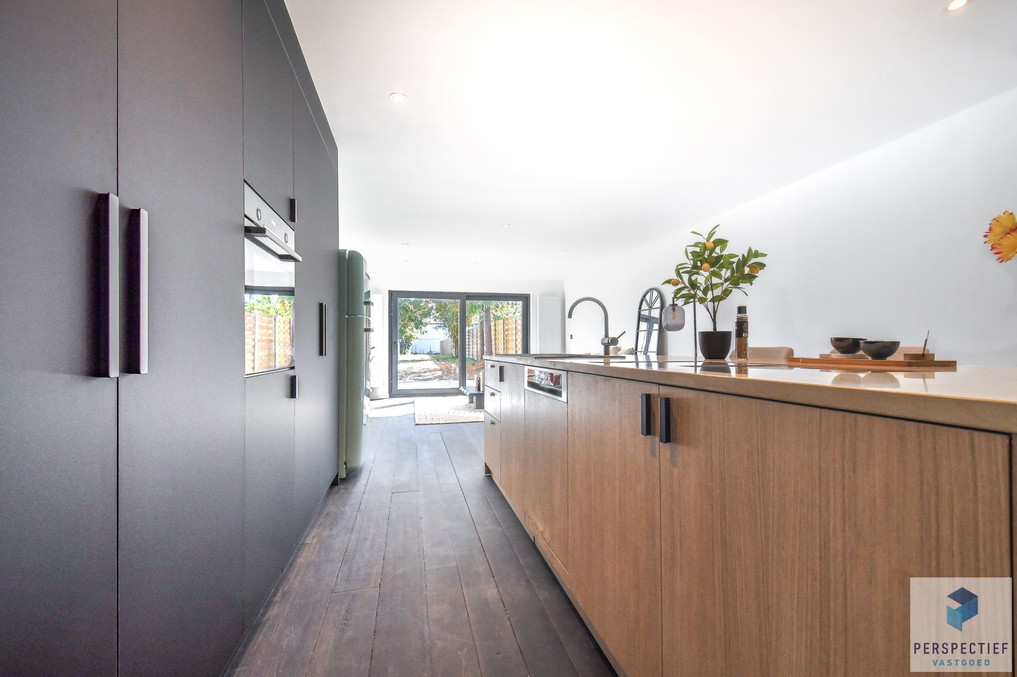 Stijlvol gerenoveerde woning met tuin op toplocatie foto 4