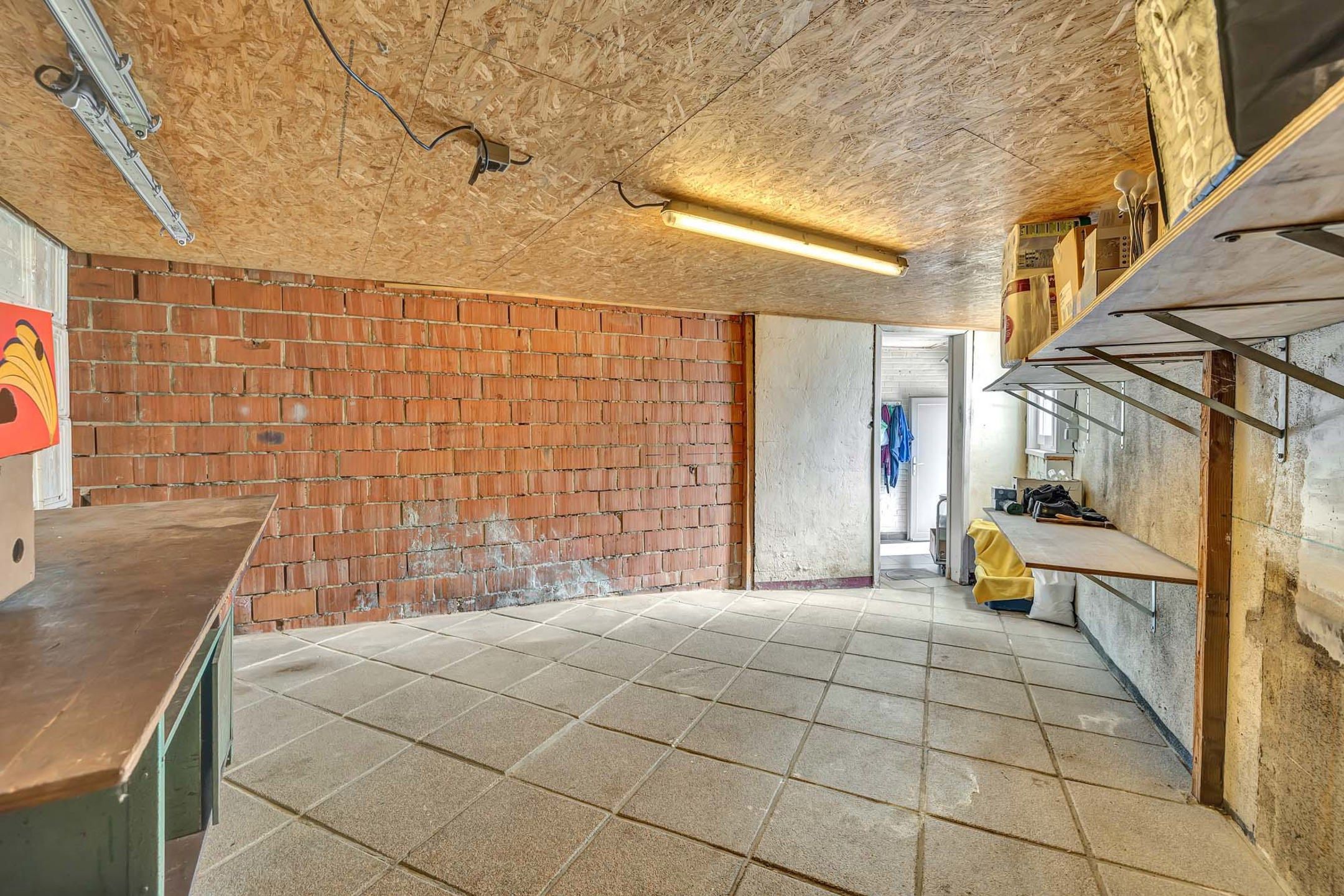 Ruime woning met praktijkruimte in rustige straat te Okegem foto 17