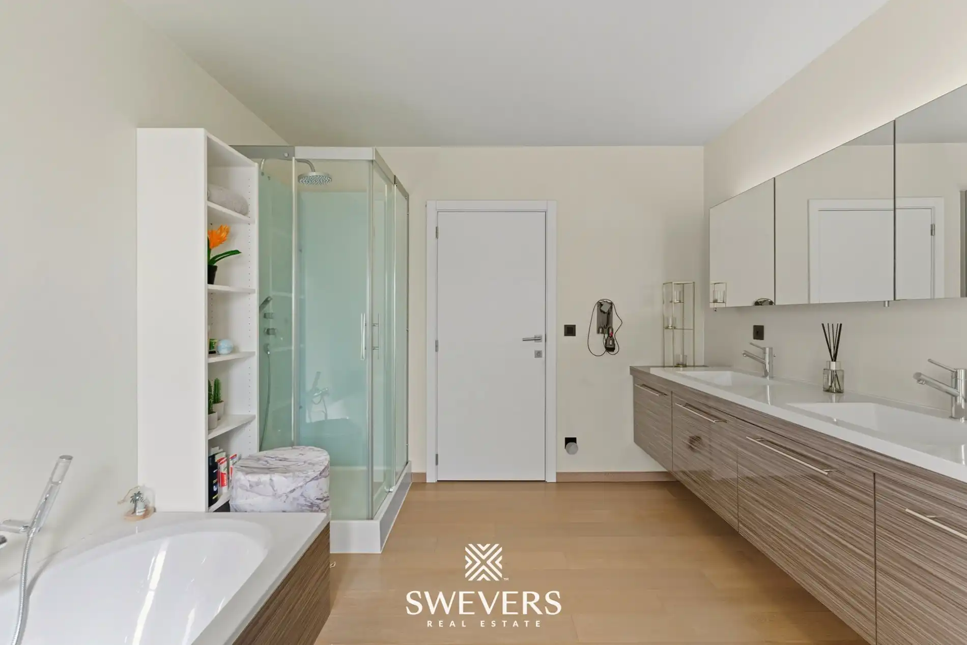 Luxueuze en energiezuinige woning op rustige ligging met zwembad foto 18