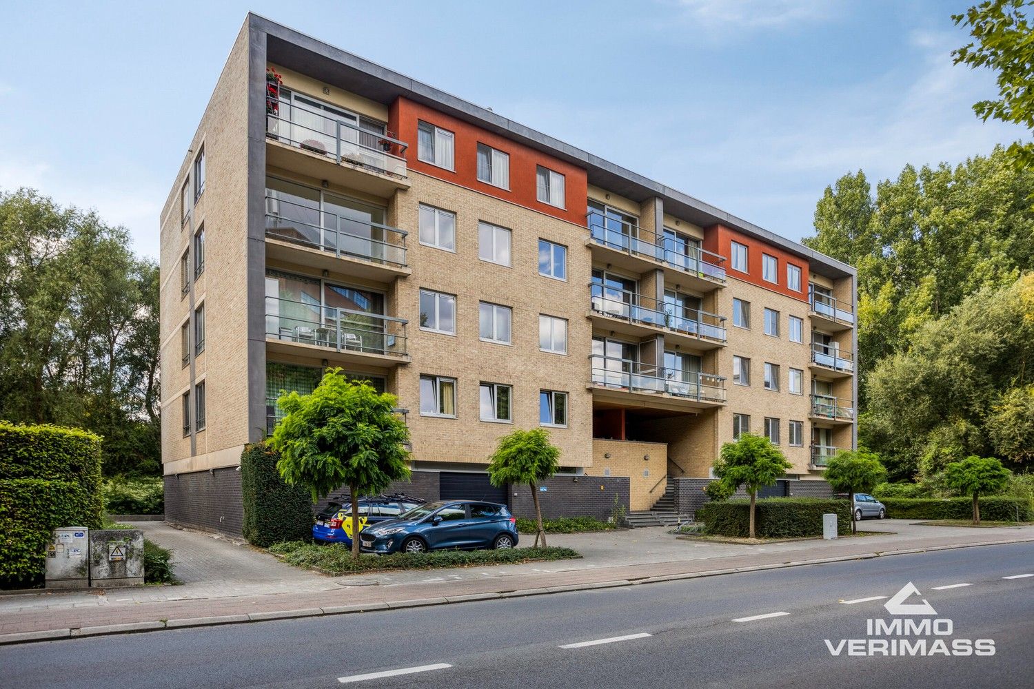 Instapklaar appartement met 2 slaapkamers en binnenstaanplaats in groene omgeving vlakbij Leuven foto {{pictureIndex}}