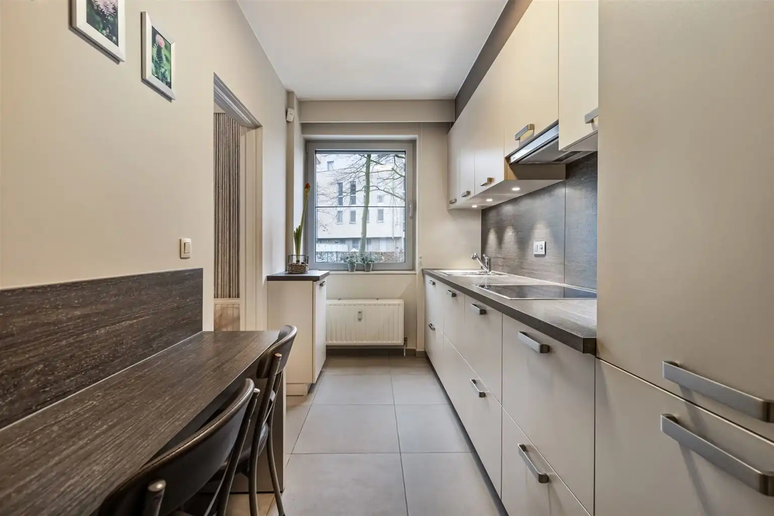 Ruim gelijkvloers 2-slaapkamer appartement met overdekt terras, ondergrondse autostaanplaats en aparte berging, gelegen vlakbij het centrum van Maaseik. foto 8