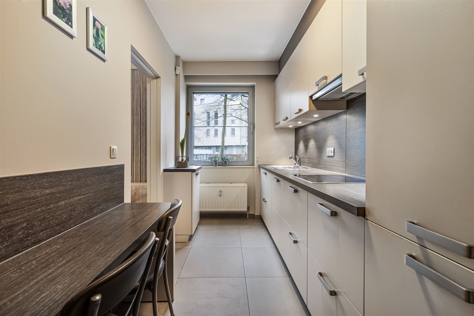 Ruim gelijkvloers 2-slaapkamer appartement met overdekt terras, ondergrondse autostaanplaats en aparte berging, gelegen vlakbij het centrum van Maaseik. foto 8