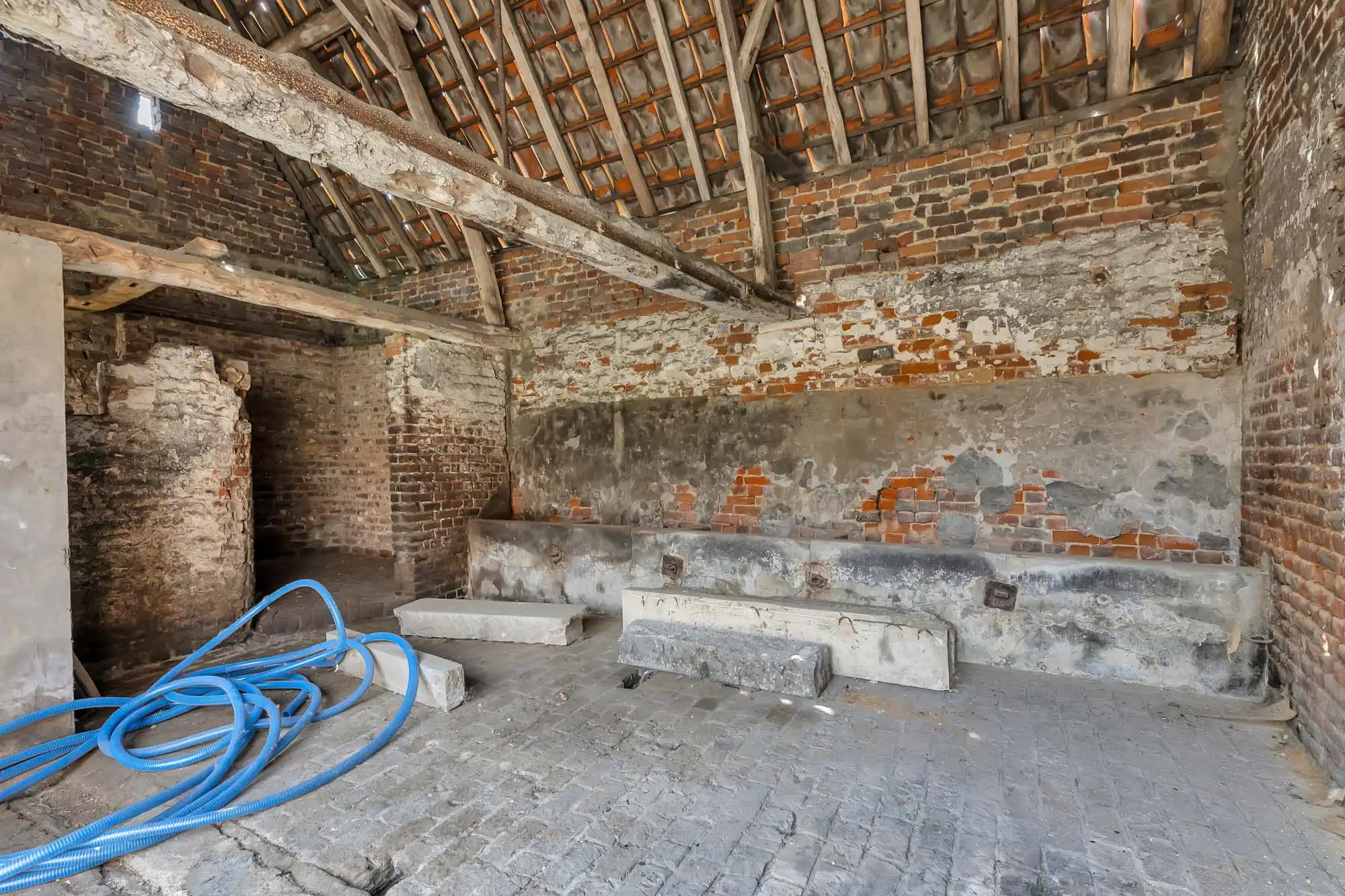 Charmante, te renoveren boerderij met opslagplaats foto 32