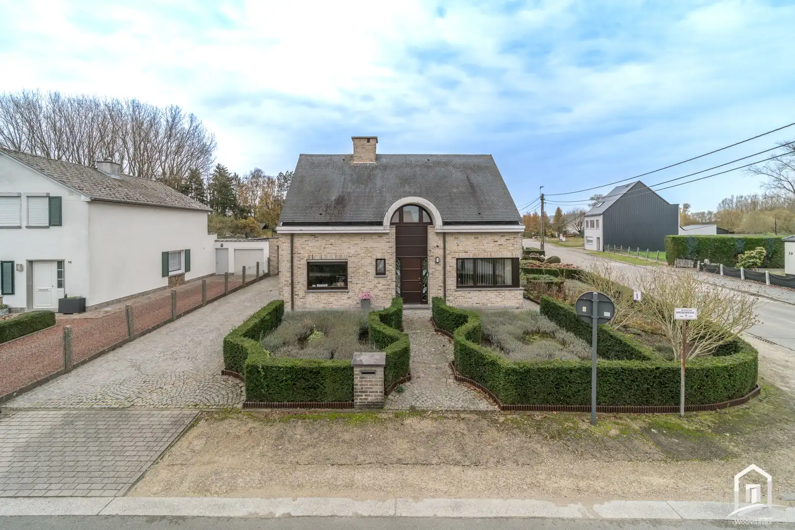 Zeer degelijke, ruime en gezellige viergevelwoning foto {{pictureIndex}}