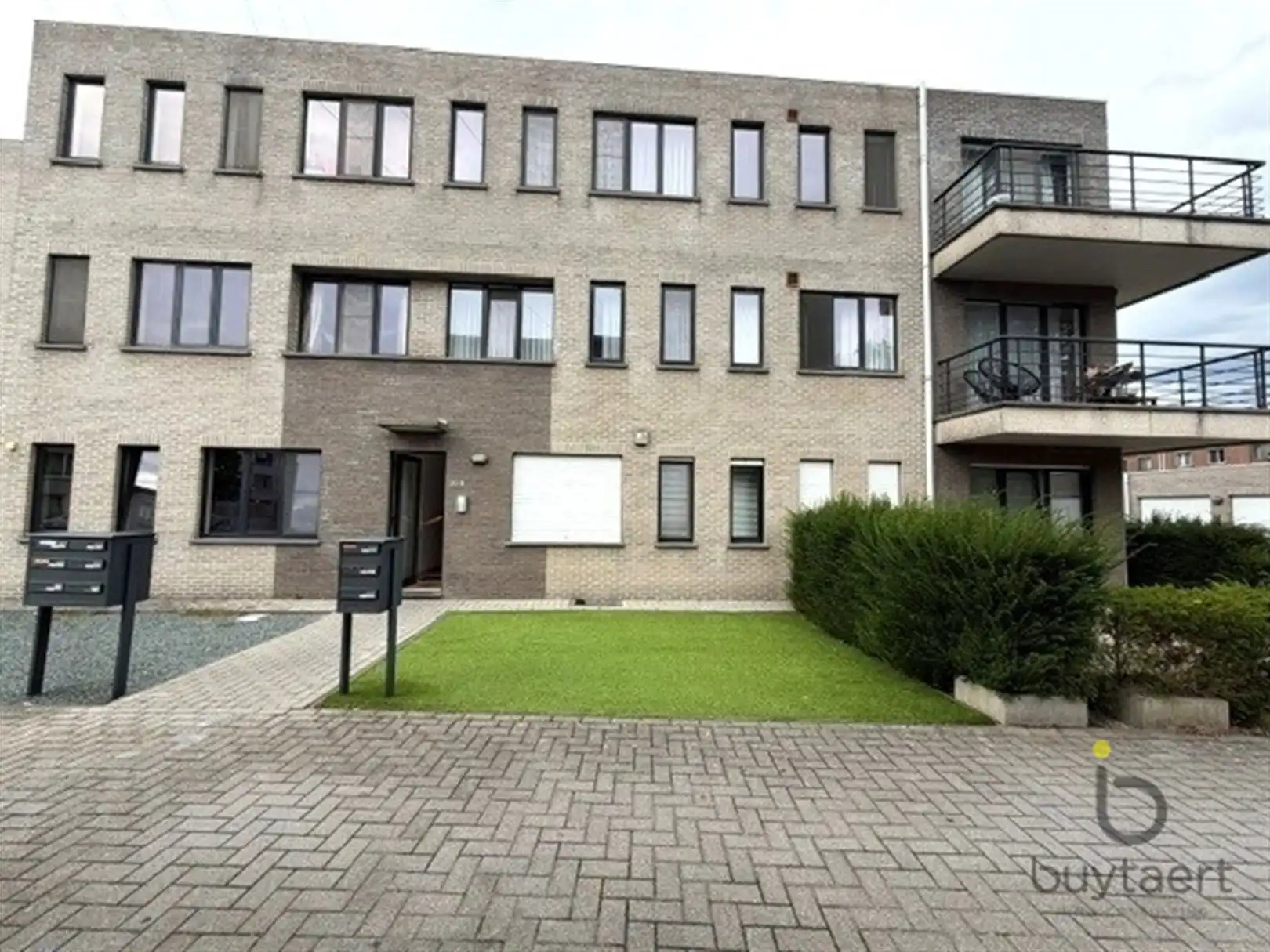 Hoekappartement met twee slpks en terrassen te Wommelgem. foto 15