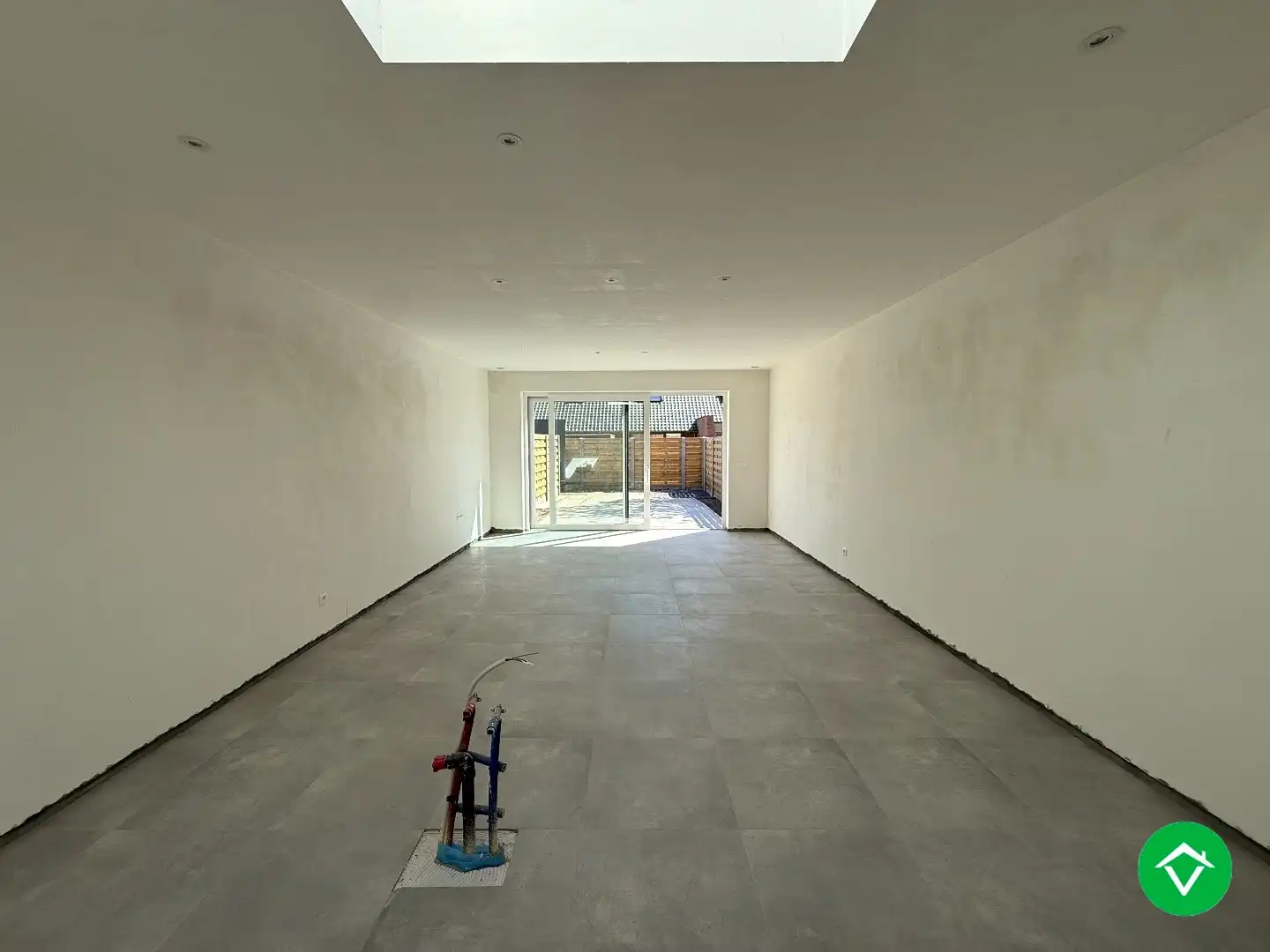 Centraal gelegen nieuwbouwwoning met 3 slaapkamers, tuin en overdekte autostaanplaats foto 3