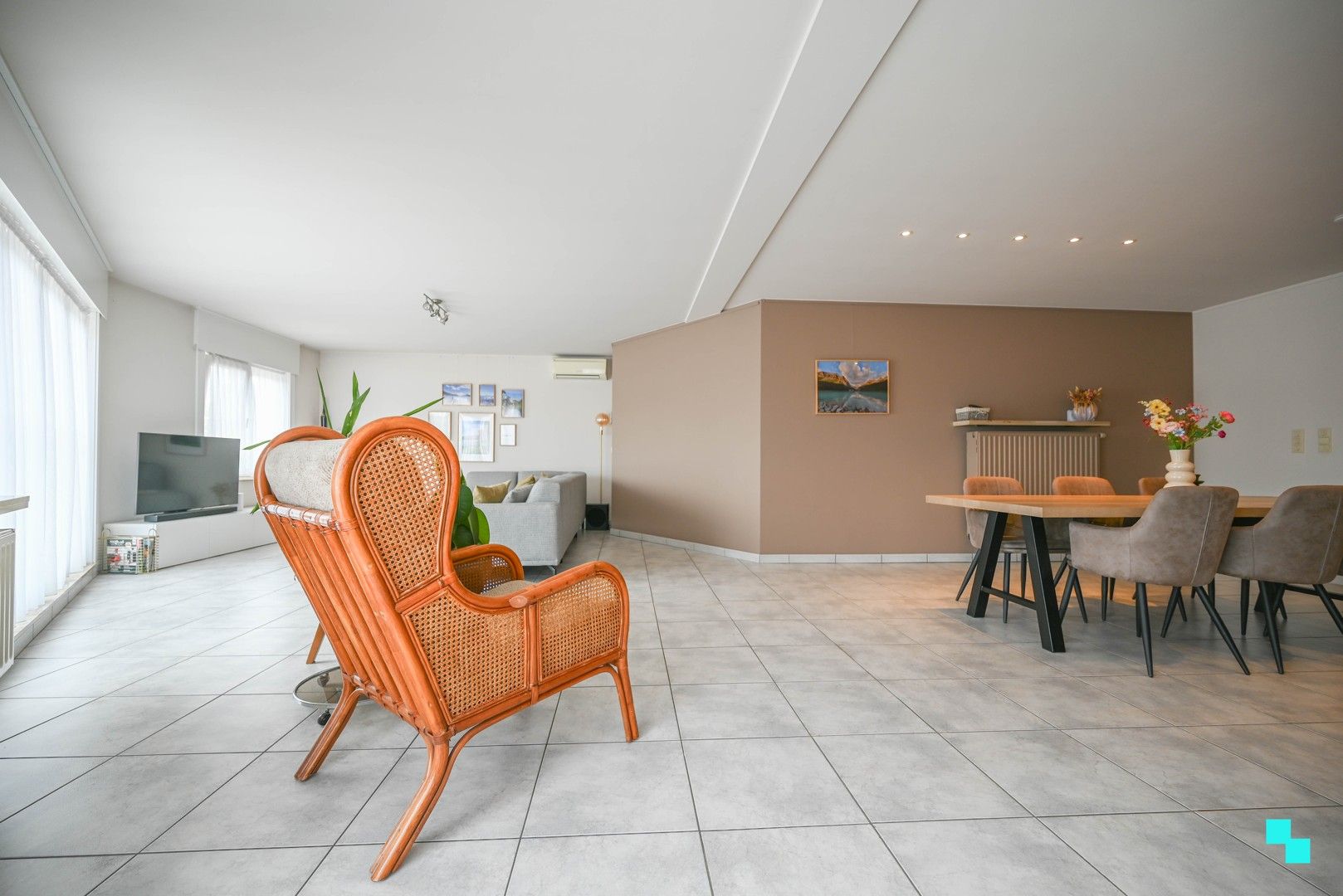 Riant appartement in centrum Oostrozebeke foto 2