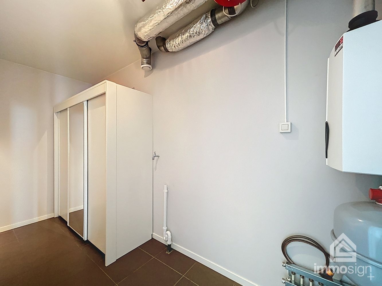 Ruim gelijkvloers appartement (118 m²) in hartje Bree met ruim terras (53 m²), grote kelderberging en extra brede staanplaats foto 14