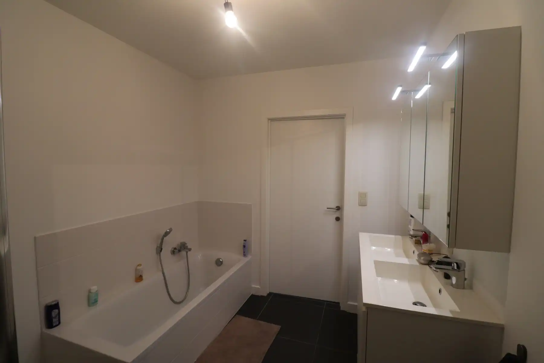 Een recent appartement met 2 slaapkamers, terras en autostaanplaats. foto 10