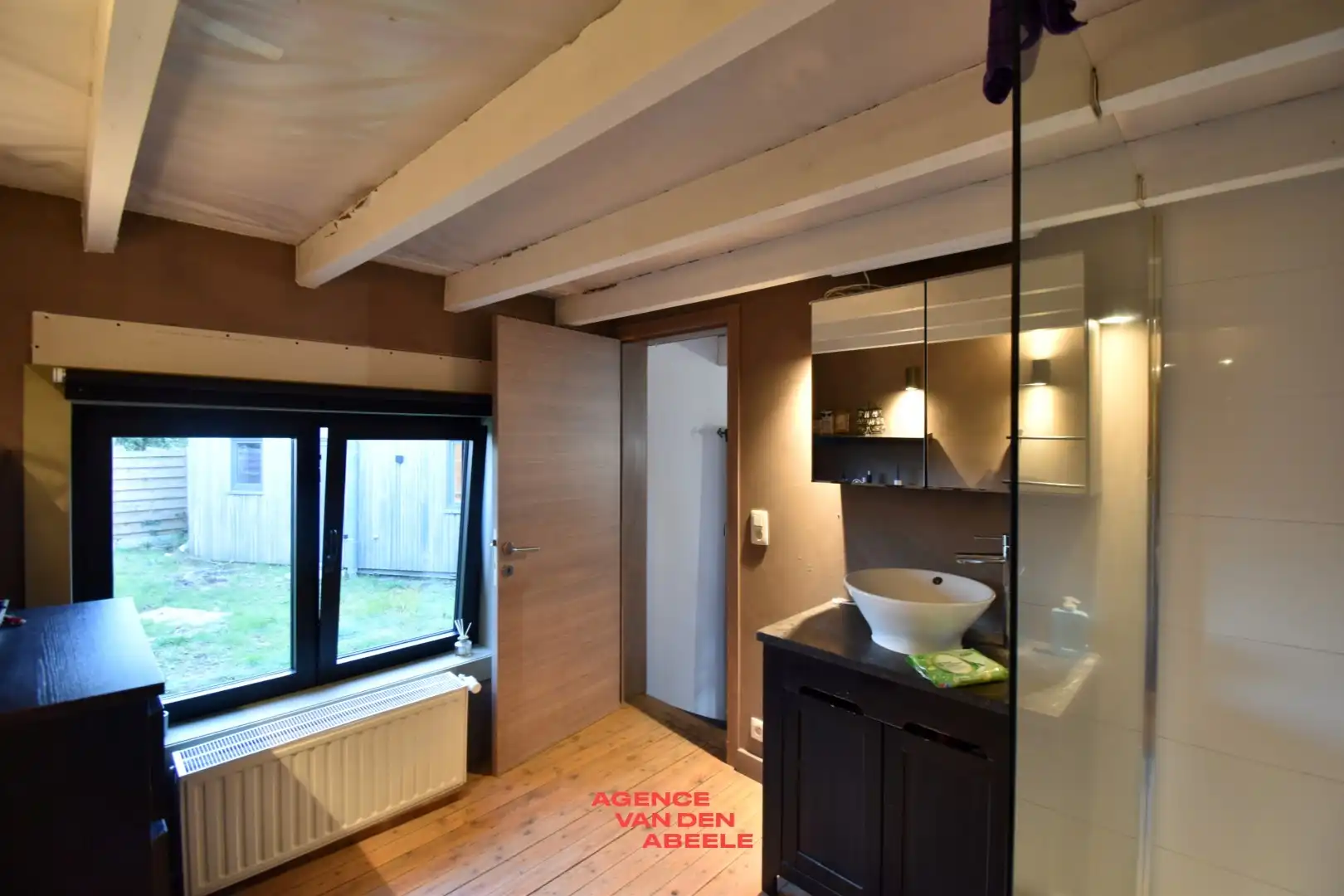 Charmante half-open bebouwing met 4 slaapkamers en tuin foto 16