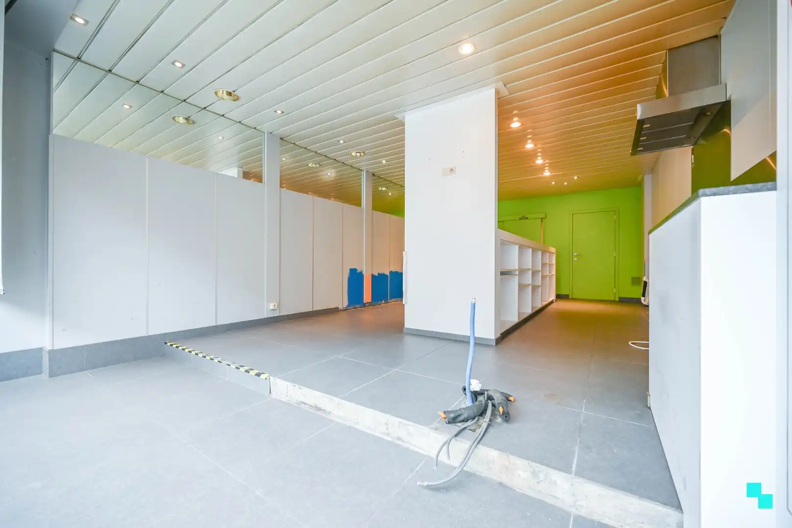 Te renoveren karaktervol handelspand in centrum Waregem foto 4