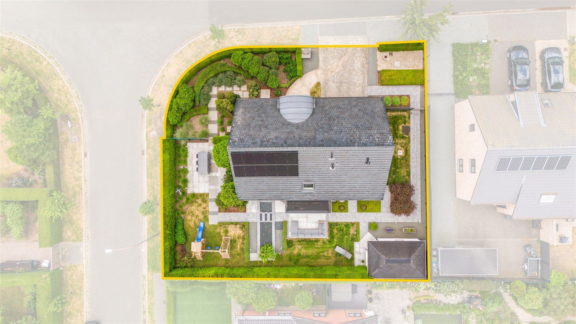 Ruim opgezette gezinswoning met mooi aangelegde tuin en dubbele garage op een uitmuntende locatie foto 34