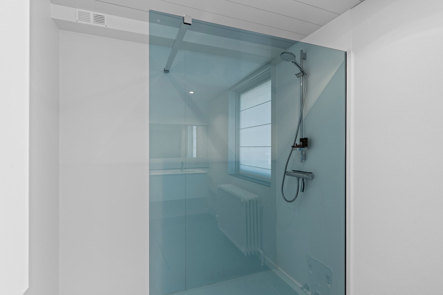 Ruime woning met nieuwe keuken, tuin & dubbele garage foto 21