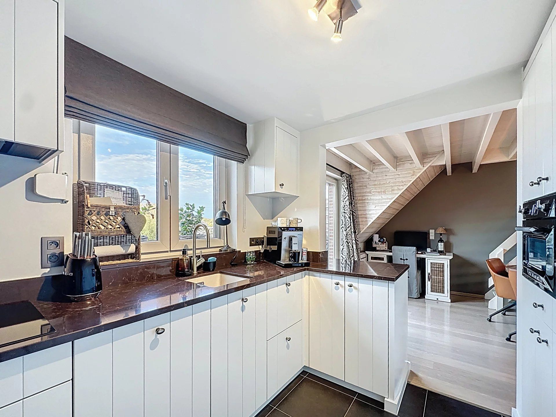 Super gezellig duplex appartement met 1 grote en 1 kleine slaapkamer, groot terras en garage foto 9