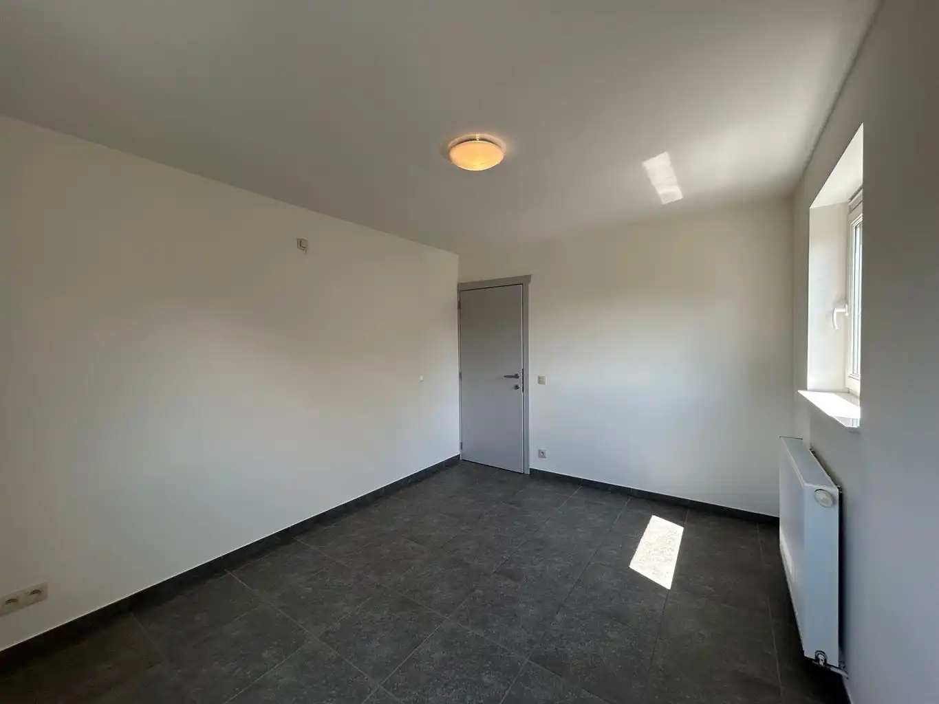 Instapklare stadswoning met 3 slaapkamers, aparte garage en tuintje. foto 13