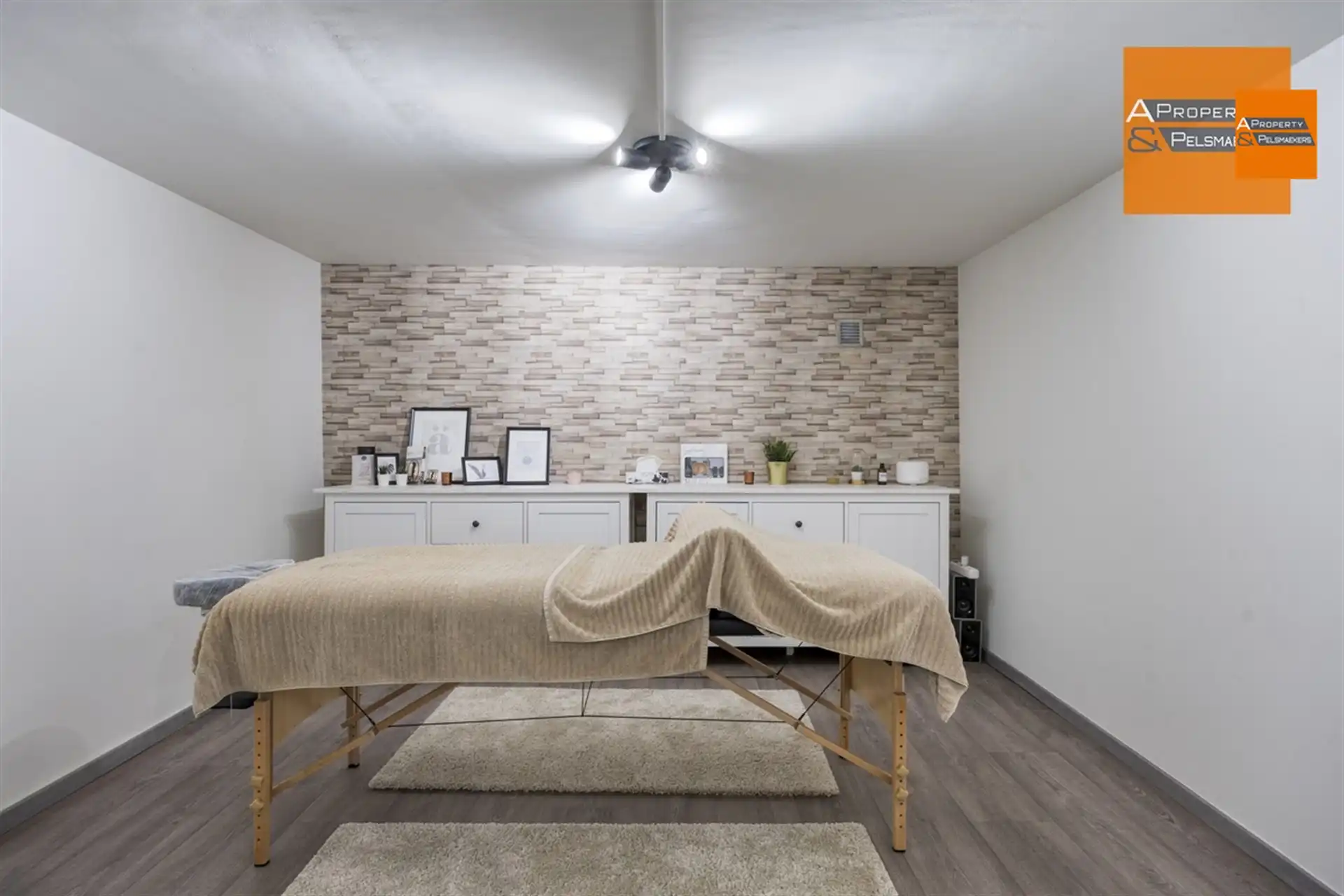 Hotel met 24 kamers foto 24