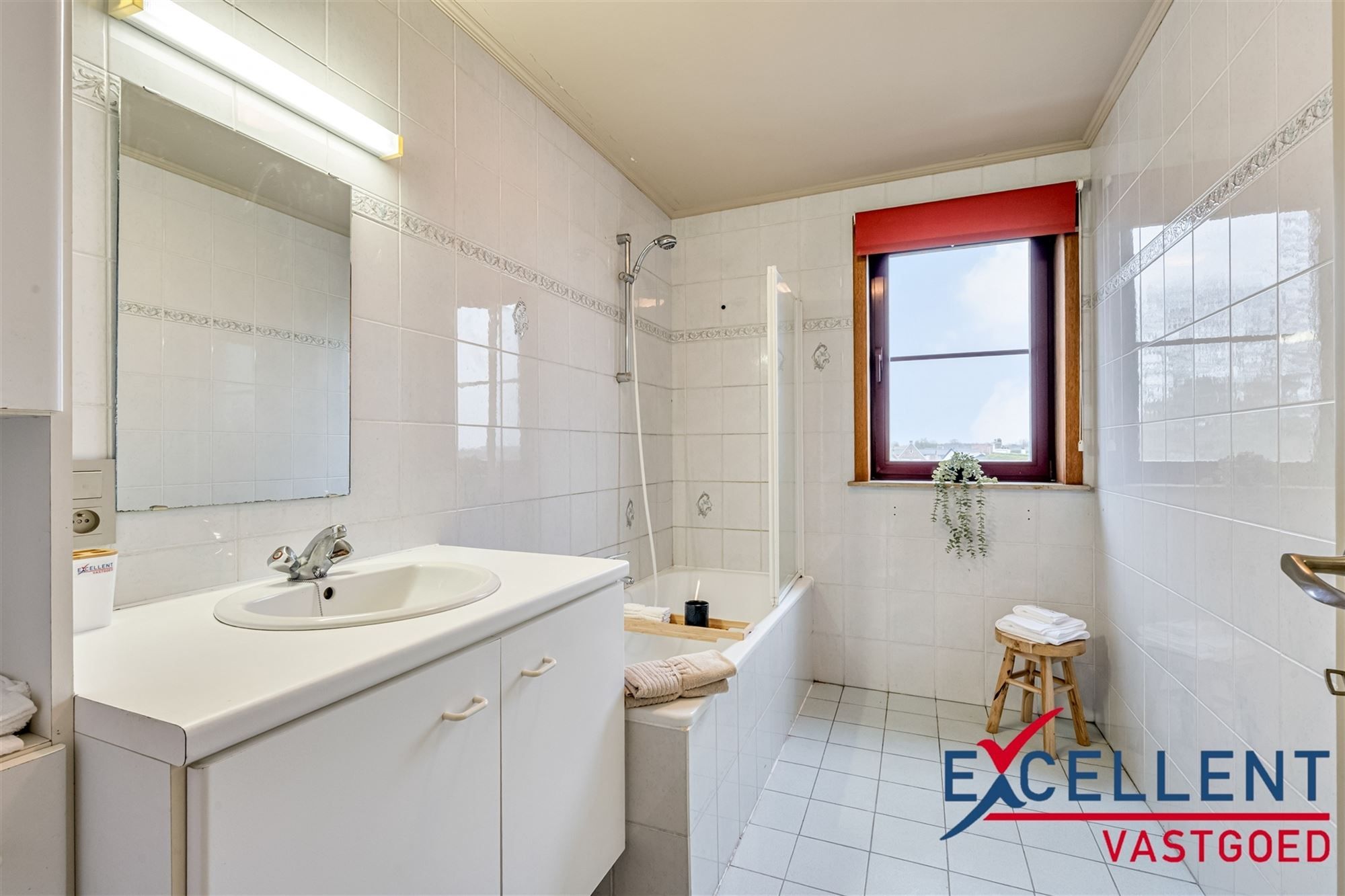 Lichtrijk appartement met staanplaats centrum Landegem foto 8