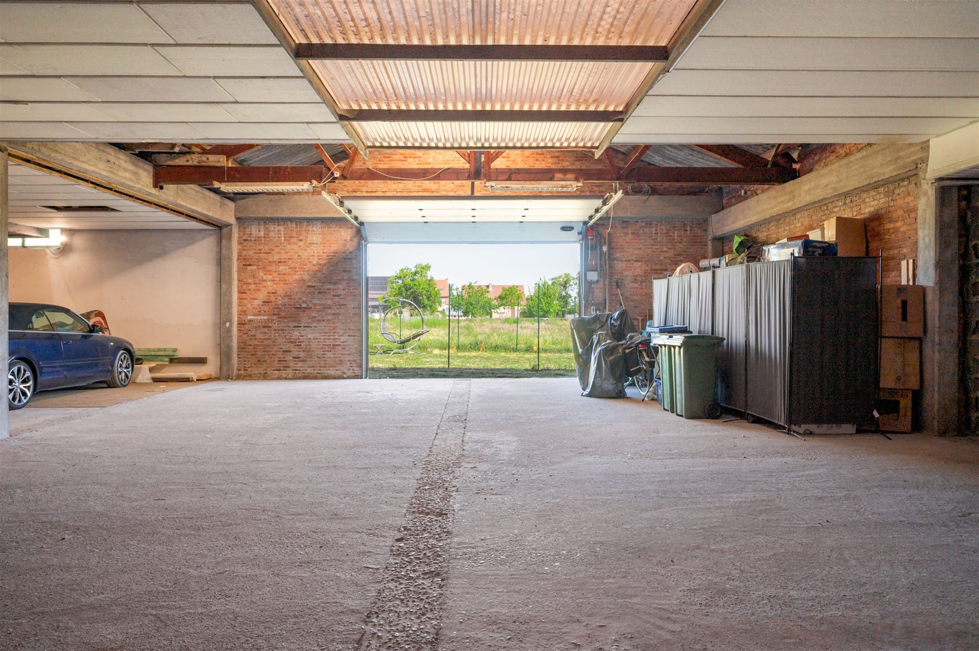 Ruim 2 slaapkamer appartement met 2 overdekte staanplaatsen en grote tuin foto 16