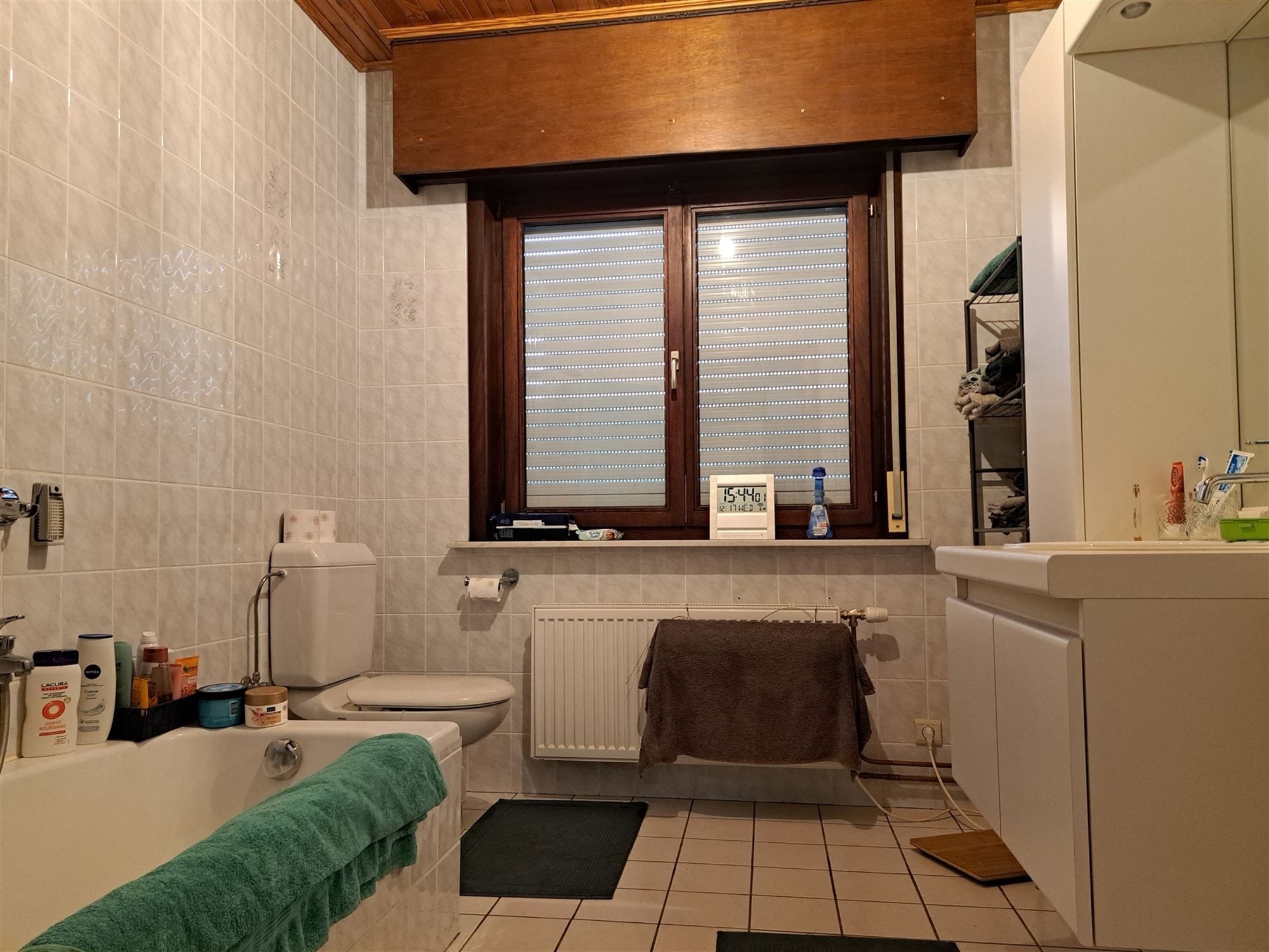 Ruime bungalow met mooie tuin en grote oprit. 3 slaapkamers. foto 8