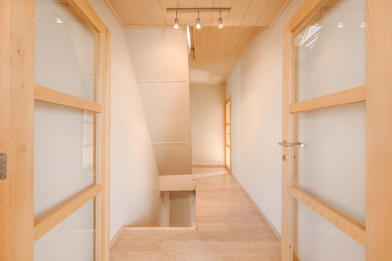 VERRASSEND RUIME WOONST (HANDELSHUIS) MET TUIN & GARAGE | TOEGANG ACHTEROM foto 13