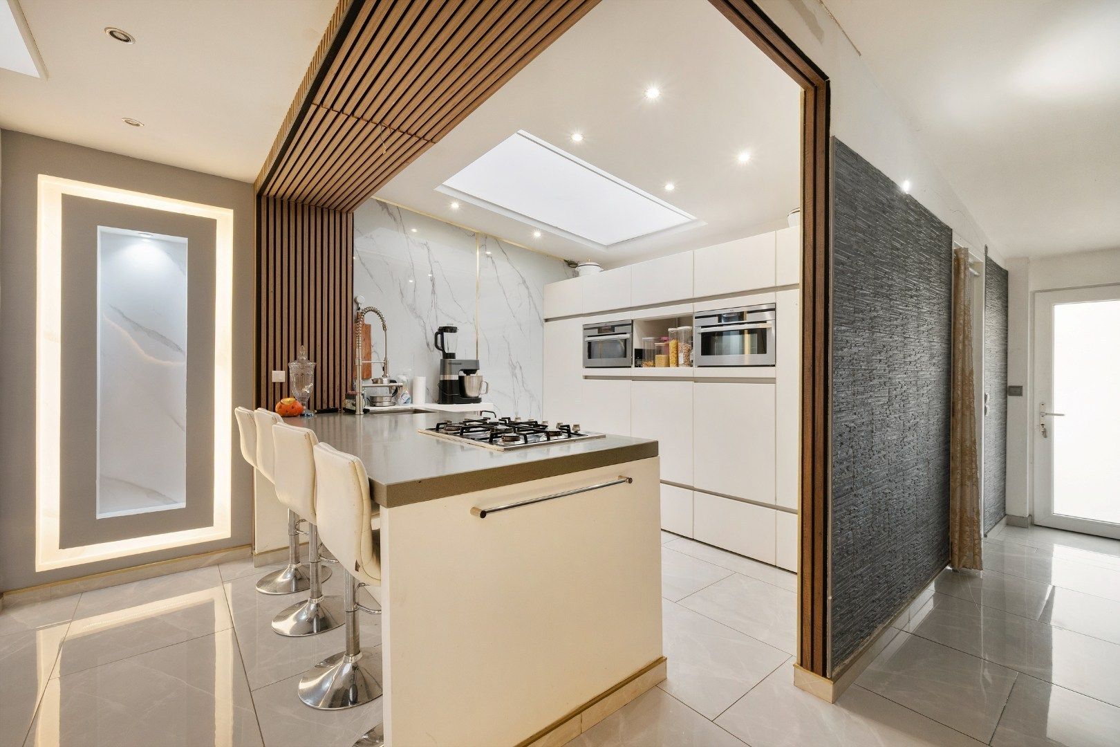 Gerenoveerde, energiezuinige woning met 4 slaapkamers, 2 badkamers en stadstuin in Menen foto 2