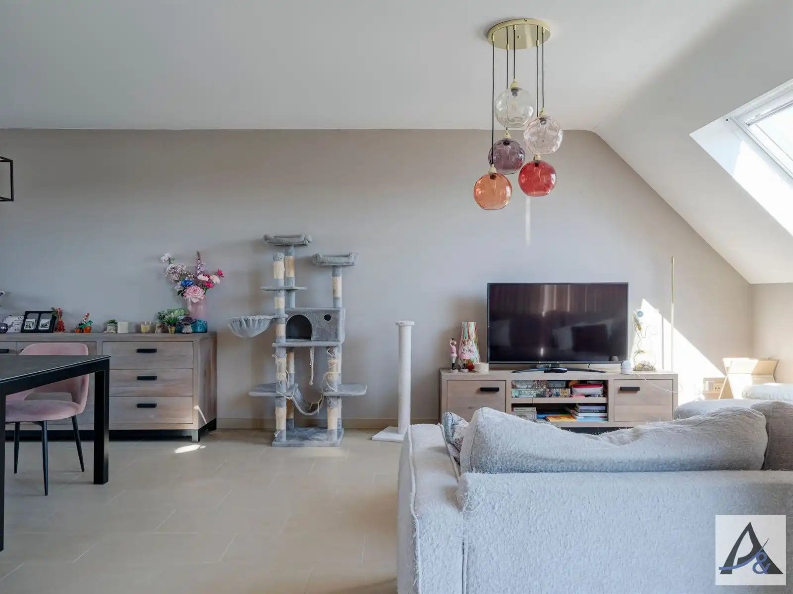 Ruim duplex appartement met terras en 3 slaapkamers in Diepenbeek. foto 3