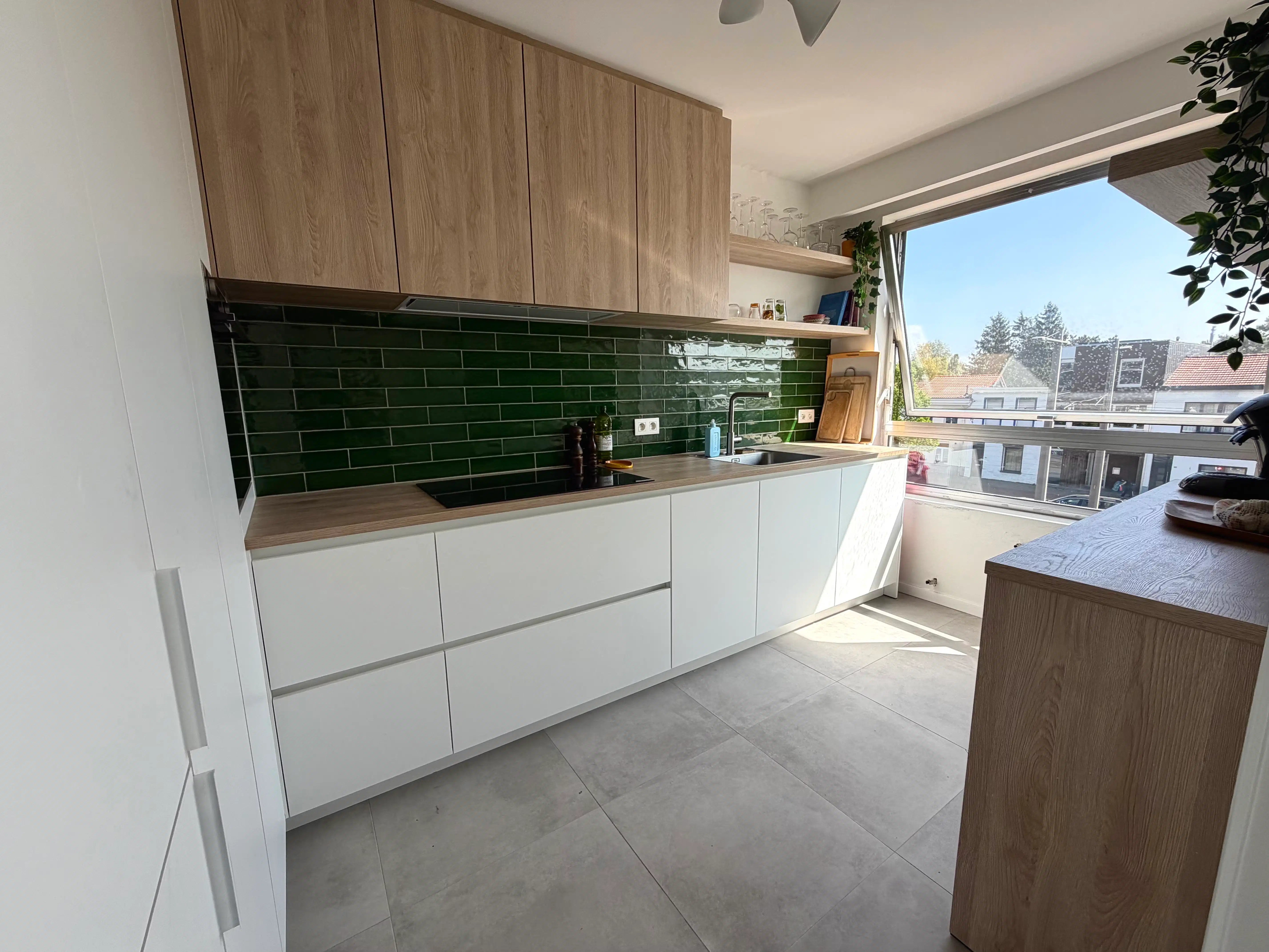 Ruim en gemeubeld 2-slpk app met terras en garagebox foto 7