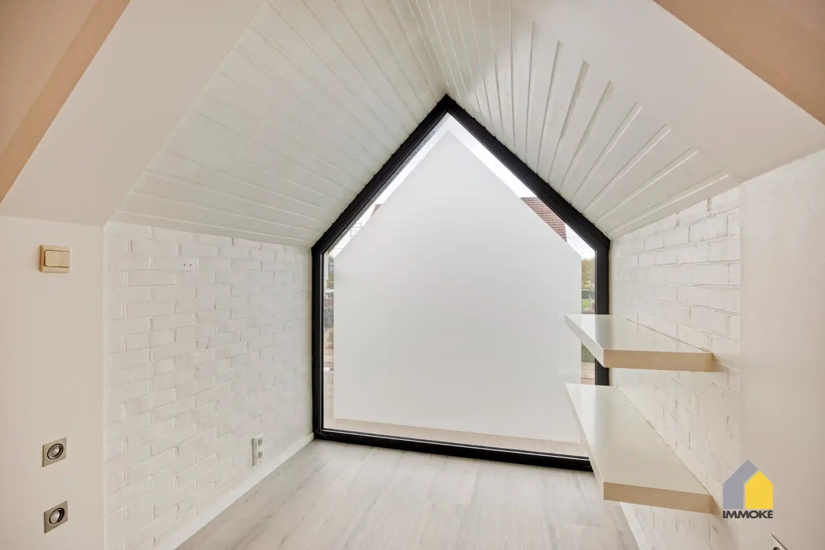 Modern appartement met 2 slpks en parking. foto 21