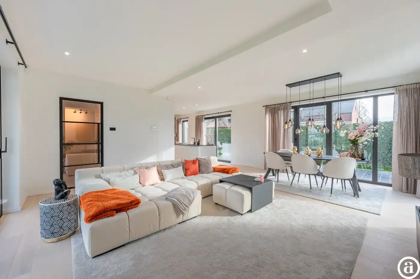 Alleenstaande moderne villa gelegen in een rustige residentiële omgeving te Knokke.  foto 2