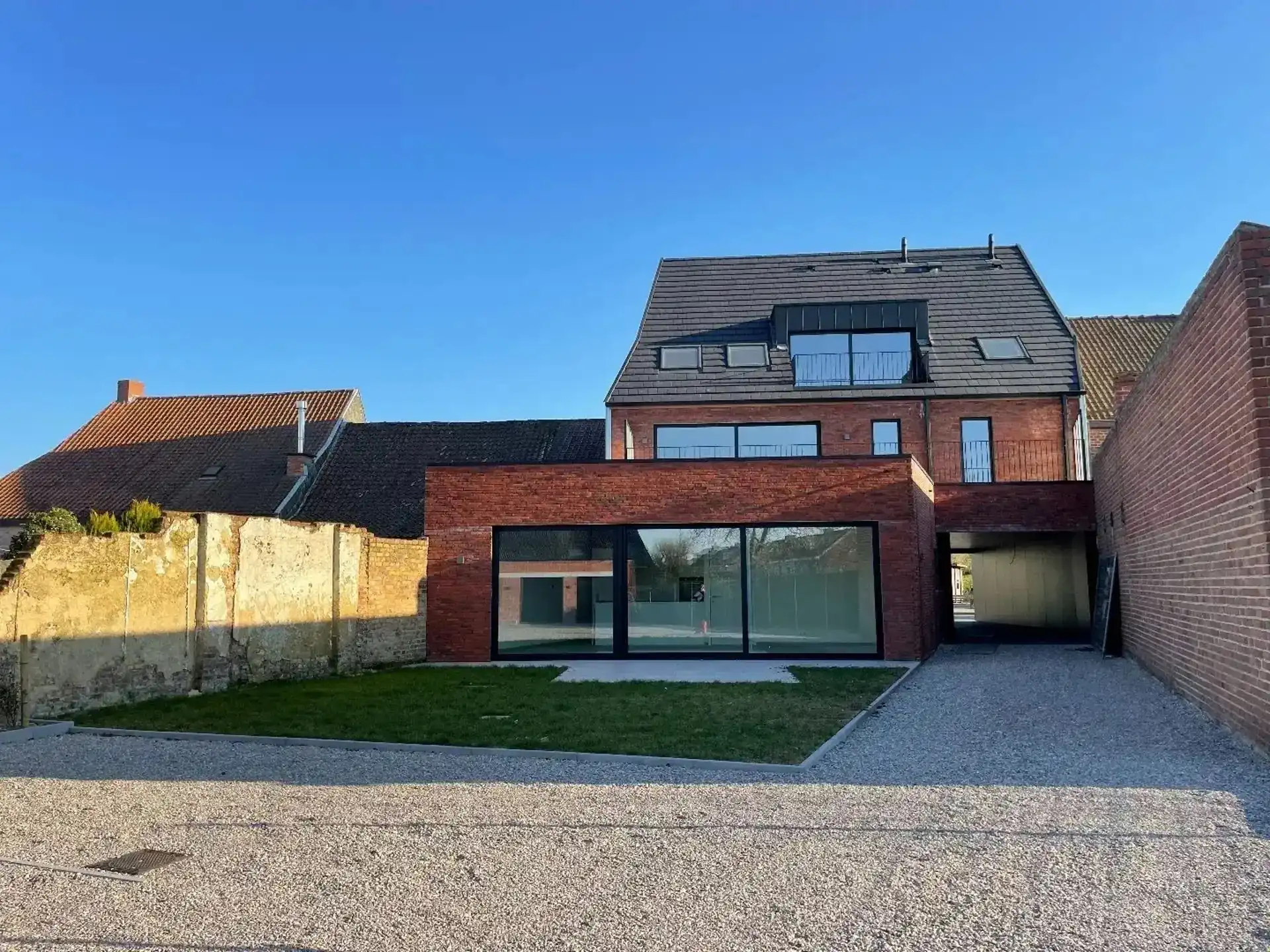 Leuk recente penthouse met terras en 2 SLK! foto 13