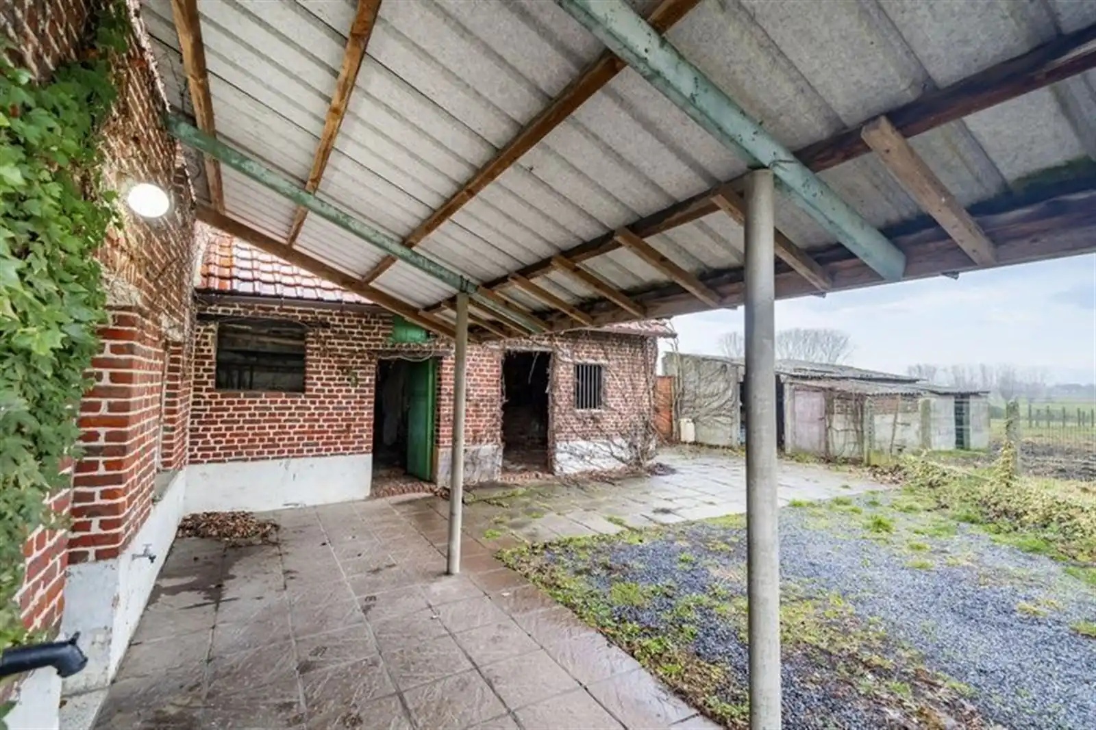 Op te frissen woning met grote tuin en weiden foto 10