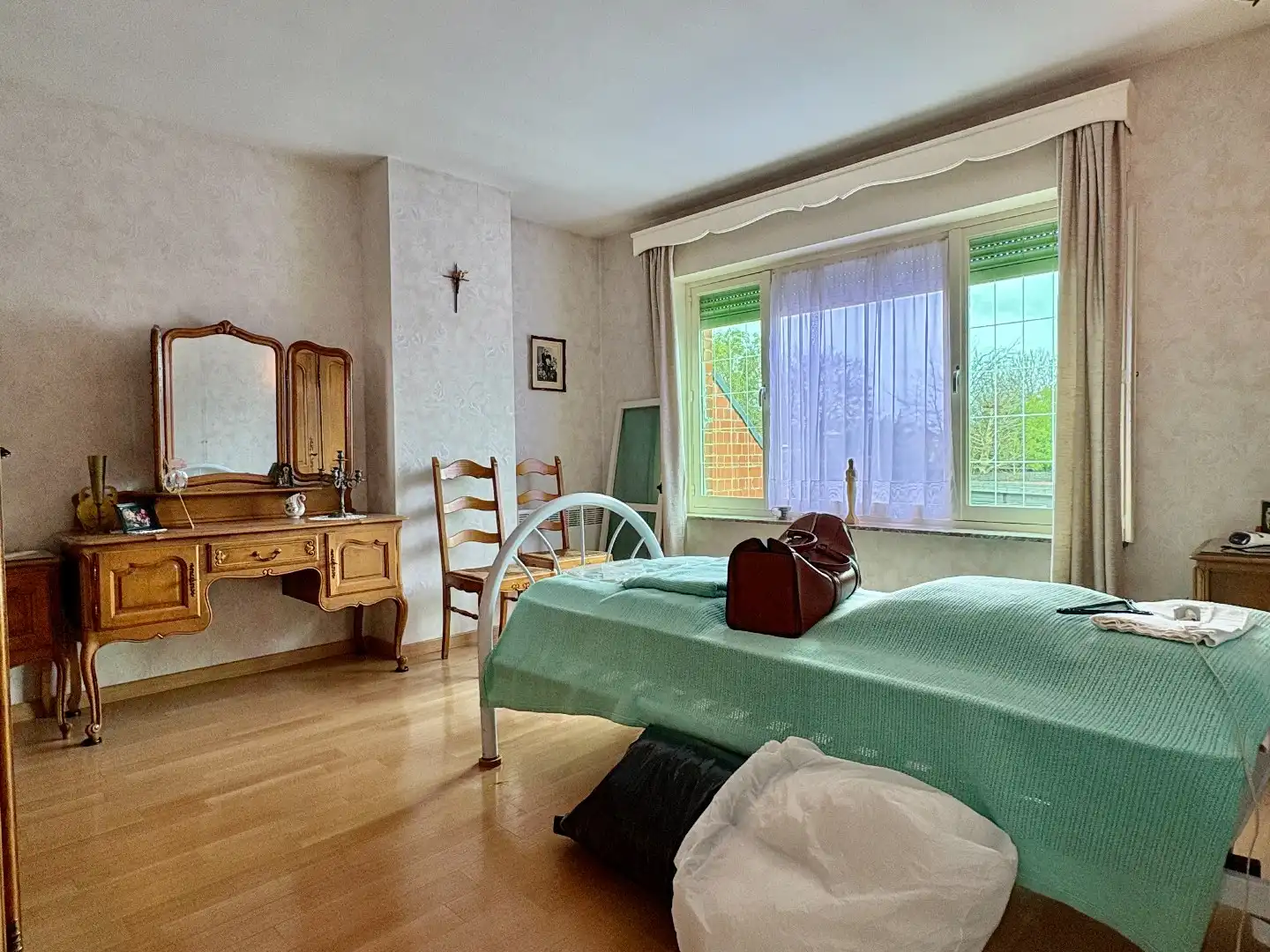 Woning met betonstructuur voorzien van garage, tuin en 3 slks te Kuurne. foto 9