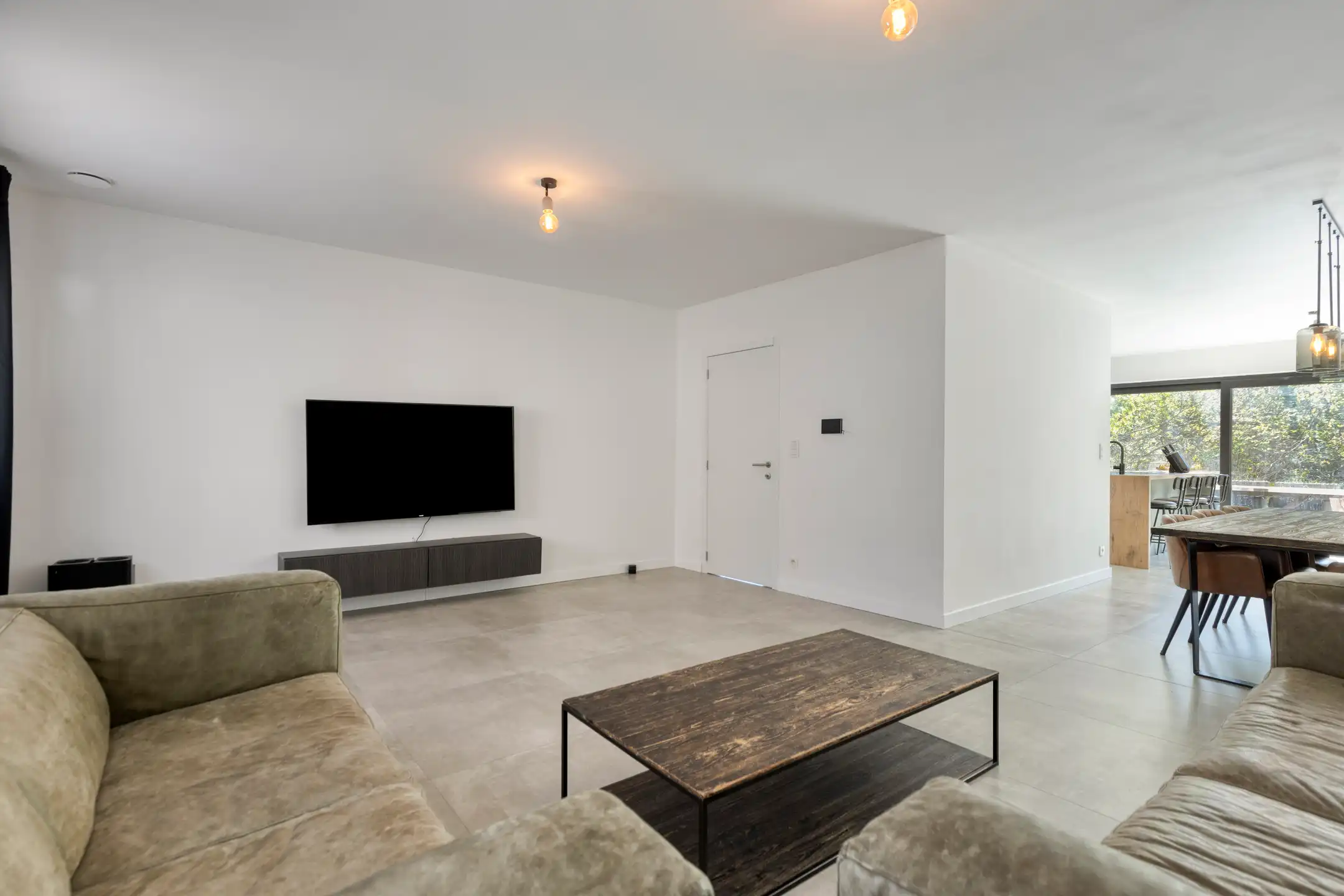 Trendy en lichtrijke woning met VEEL potentiëel foto 10