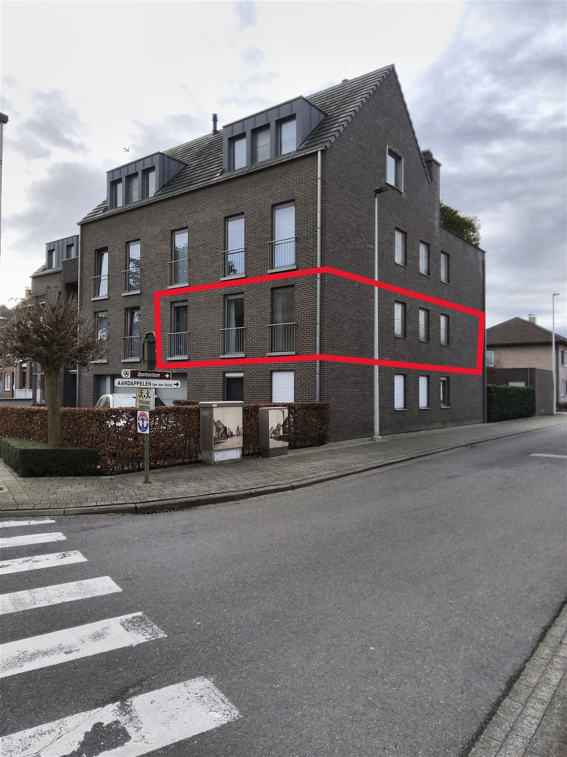 Ruim 2 slaapkamer-appartement met garage foto {{pictureIndex}}