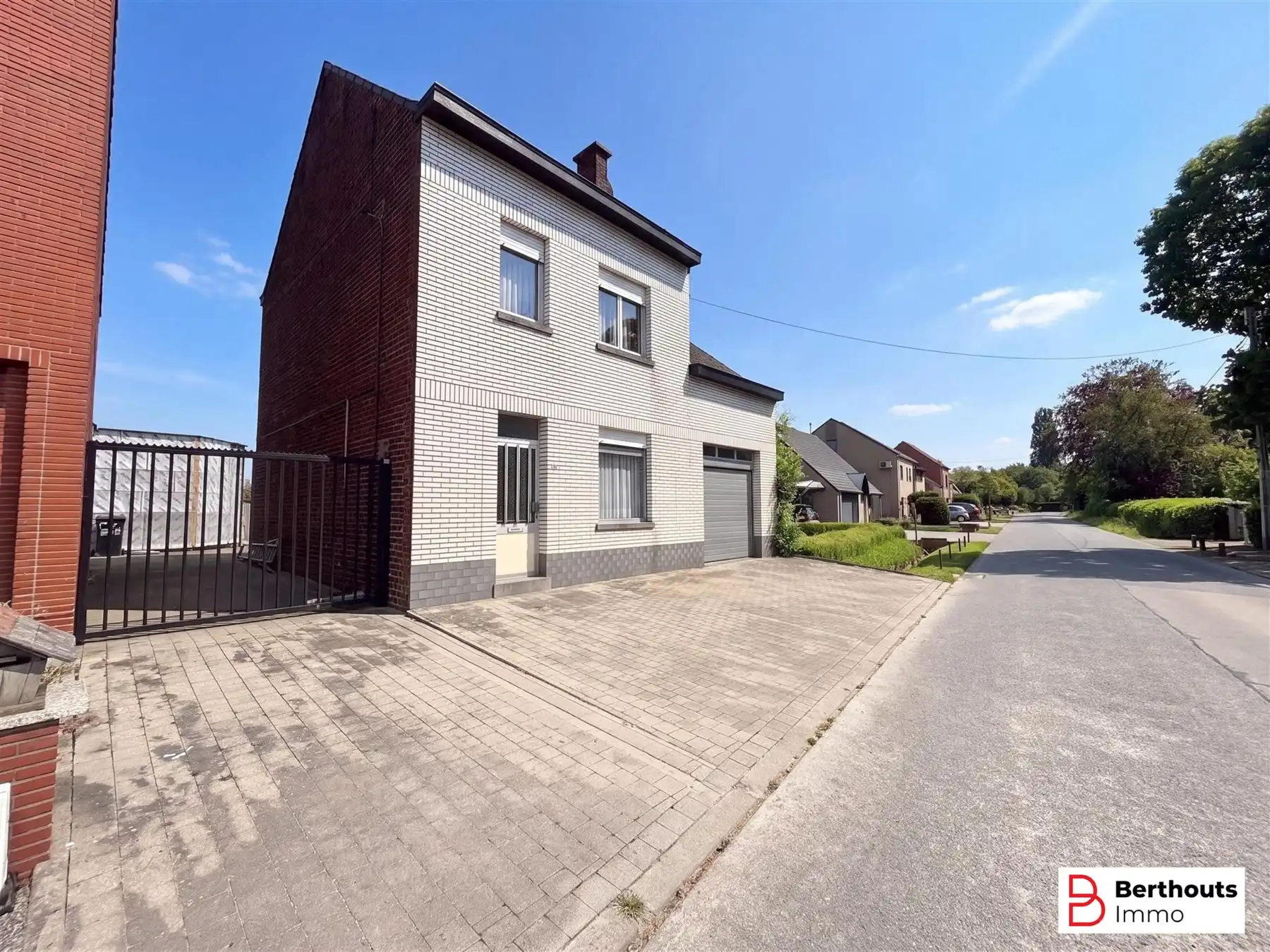 VOLLEDIG TE RENOVEREN  WONING MET PRACHTIGE TUIN OP 11 ARE  foto {{pictureIndex}}