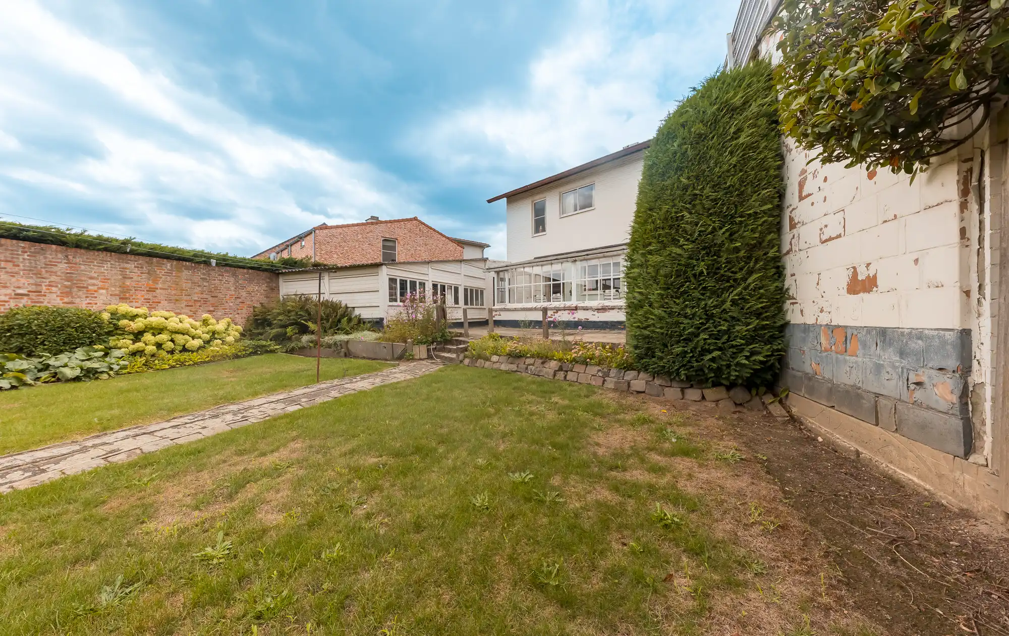 TE KOOP: Mooie op te frissen woning met 3 slaapkamers, garage en veel potentieel foto 14