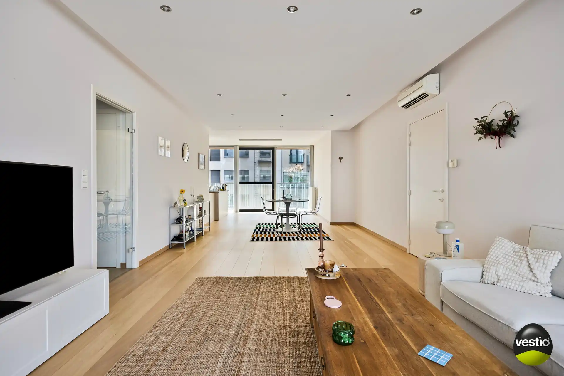 Smaakvol, kwalitatief afgewerkt 2 slaapkamer appartement met 2 terrassen. foto {{pictureIndex}}