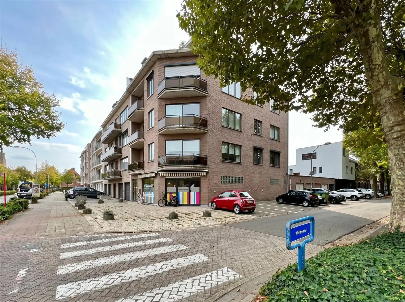 Commercieel  hoekpand over KLINA foto 2
