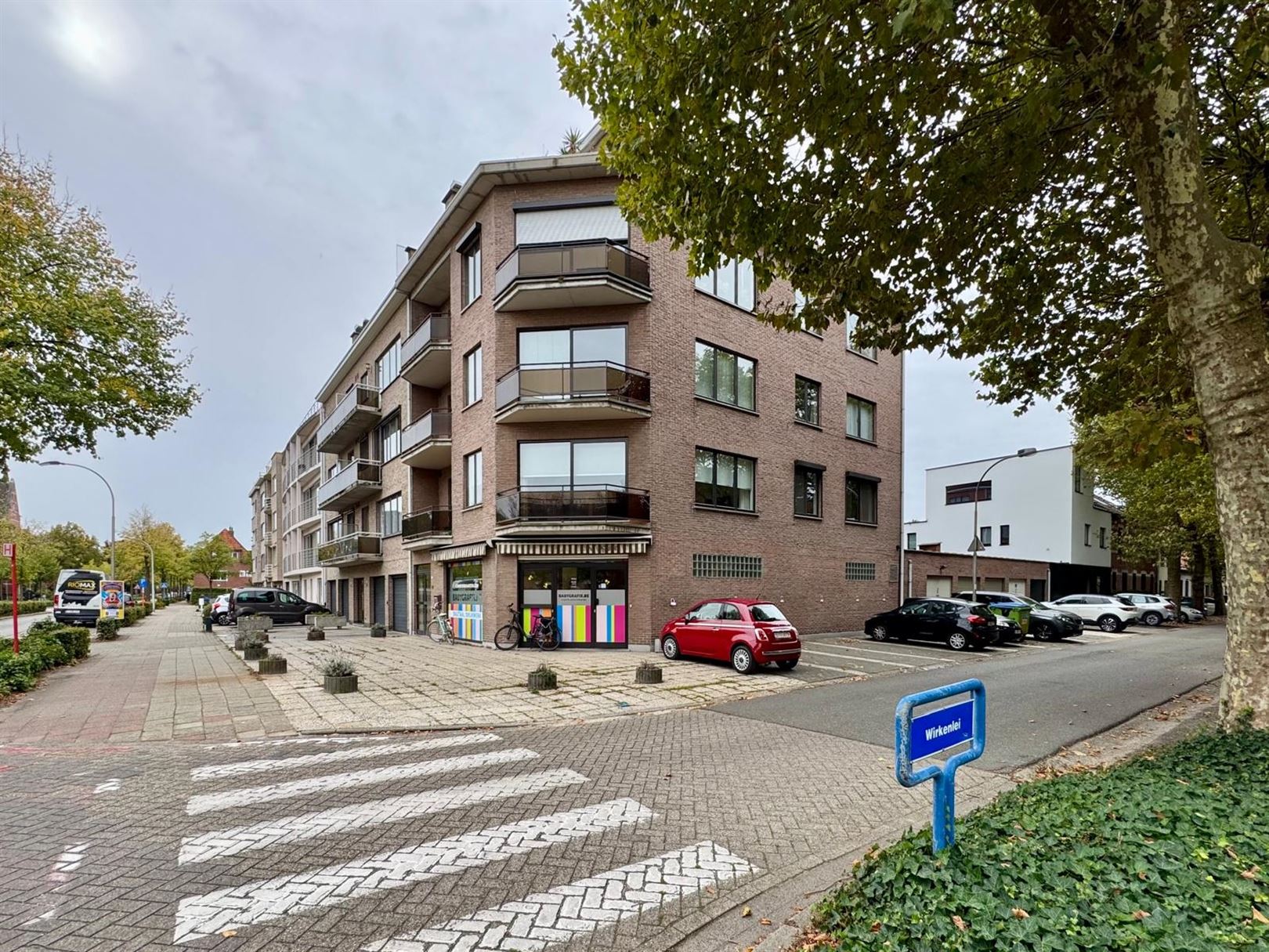 Commercieel  hoekpand over KLINA foto 2