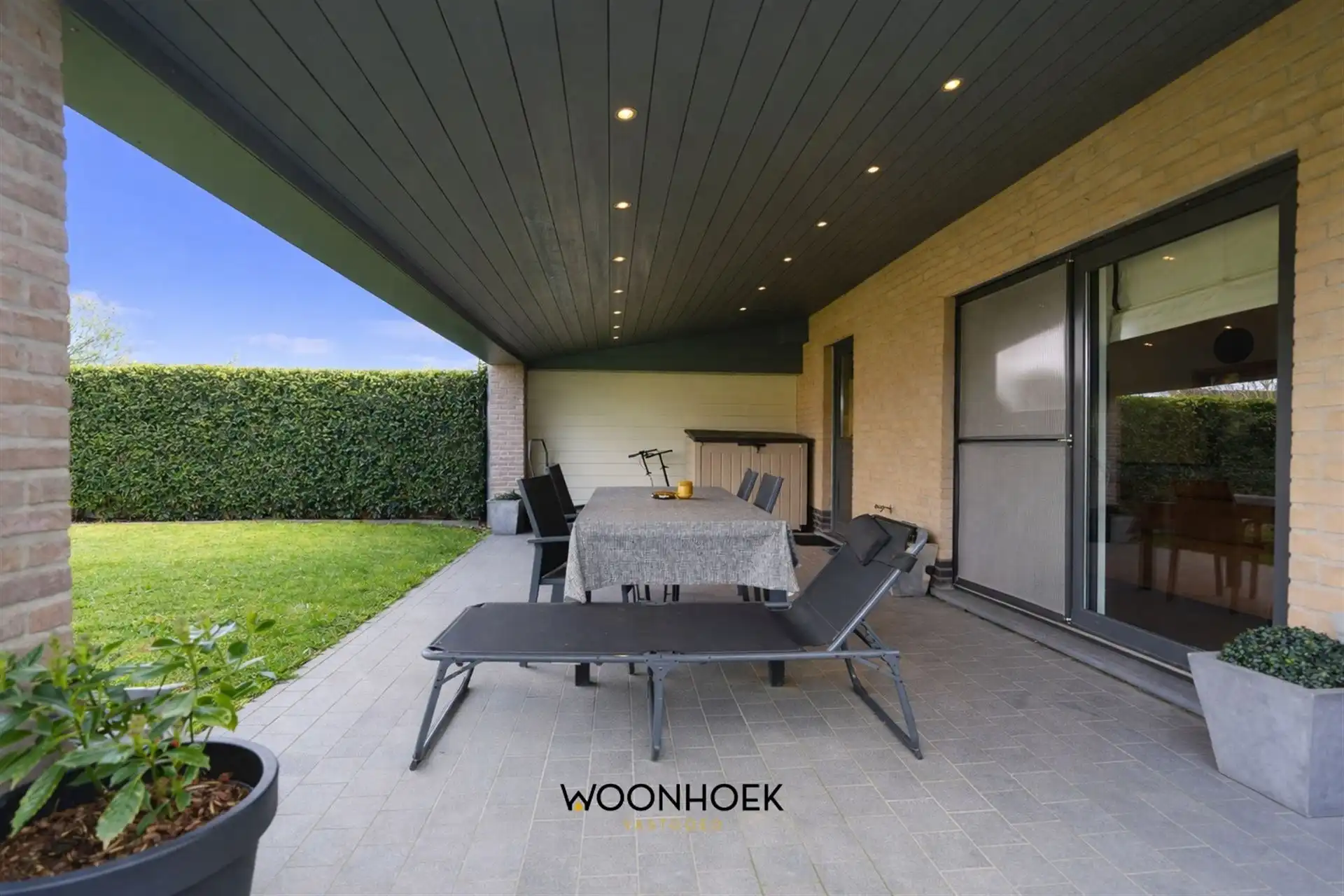  Woning met eigentijdse en serene architectuur foto 17