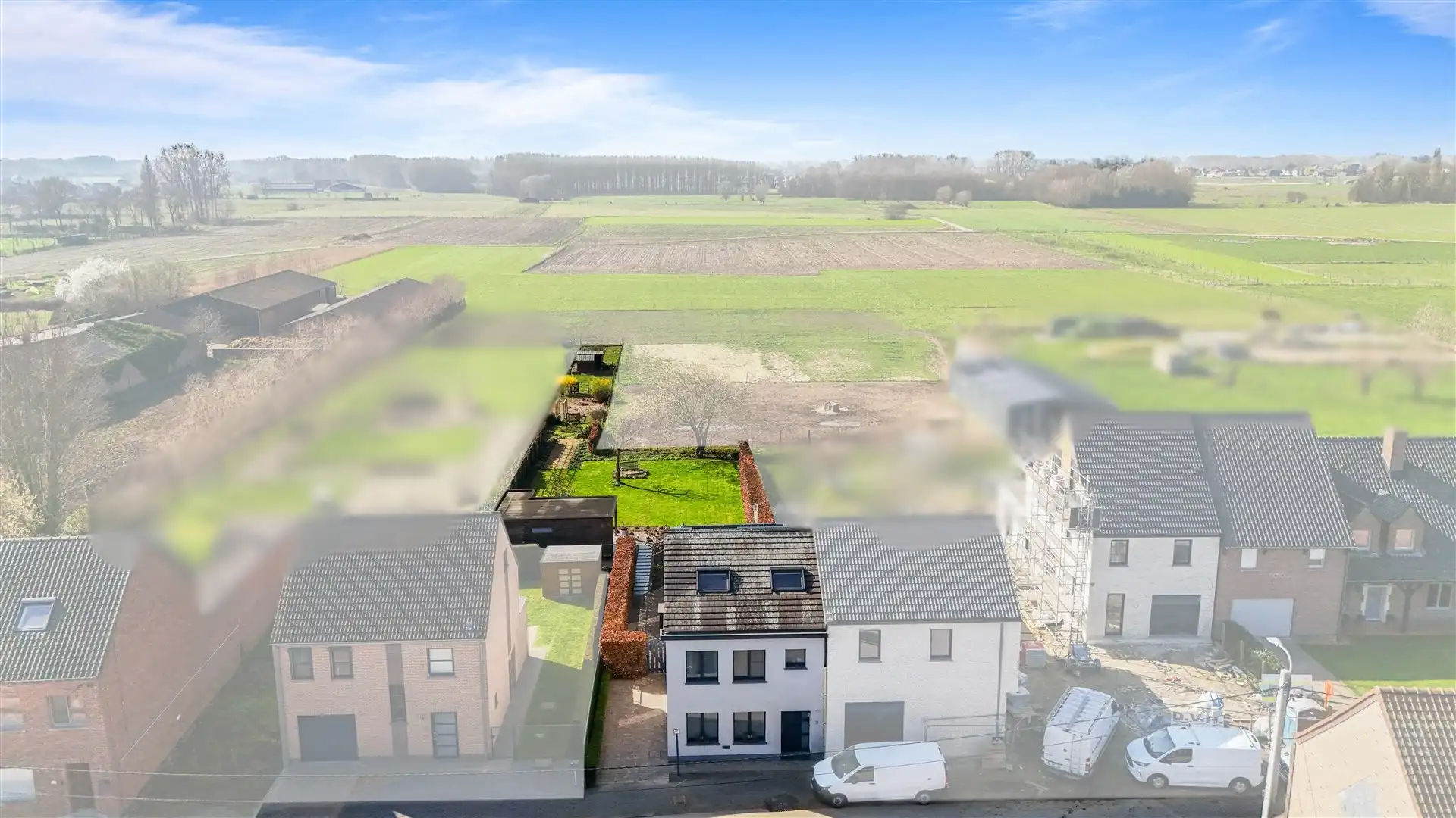 Modern halfopen bebouwing met uniek zicht in een landelijke omgeving. foto {{pictureIndex}}