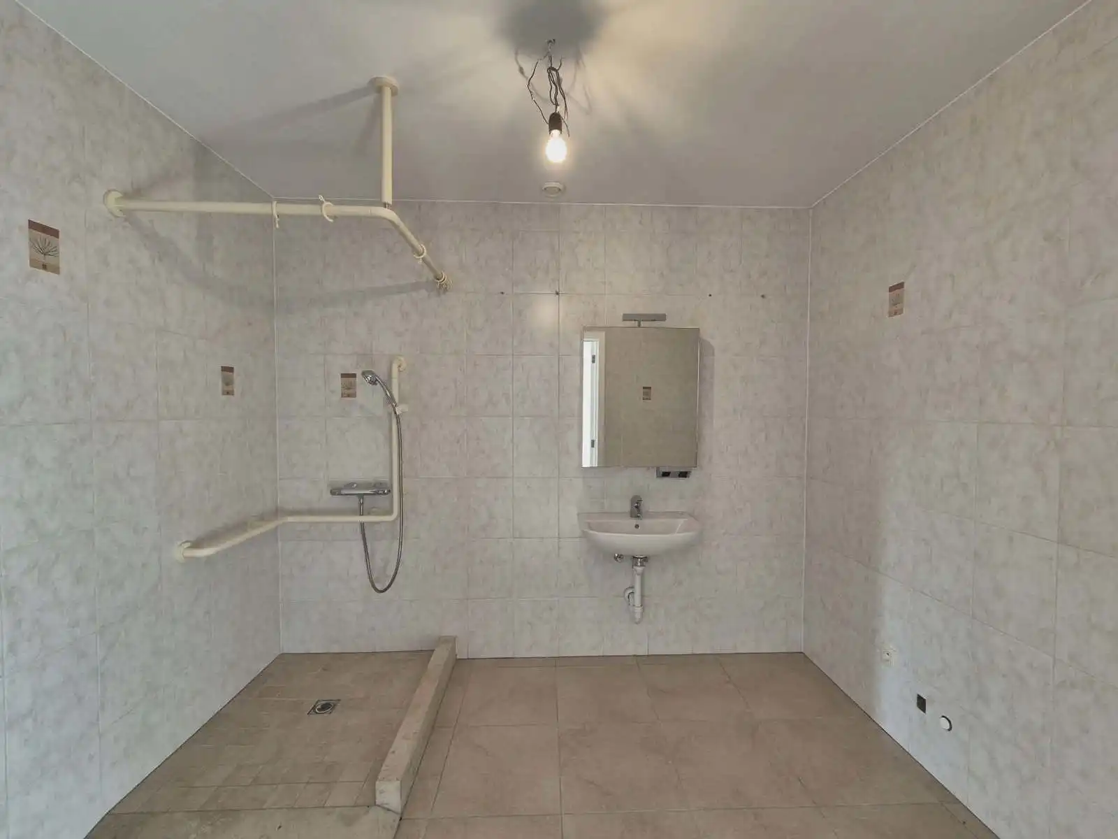 Gelijkvloers appartement met 2 slaapkamers en garage foto 10