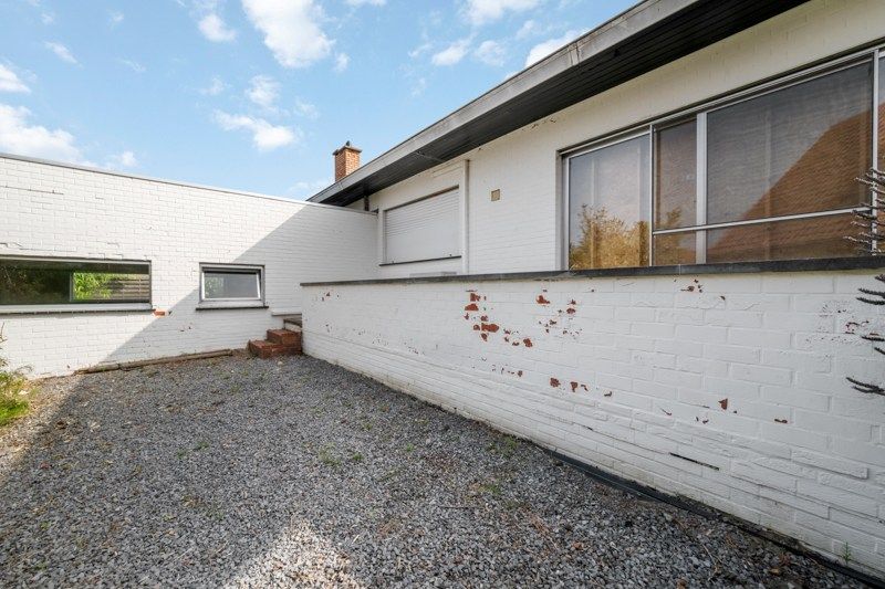 Ruime te renoveren bungalow met veel potentieel en inpandige garage foto 11