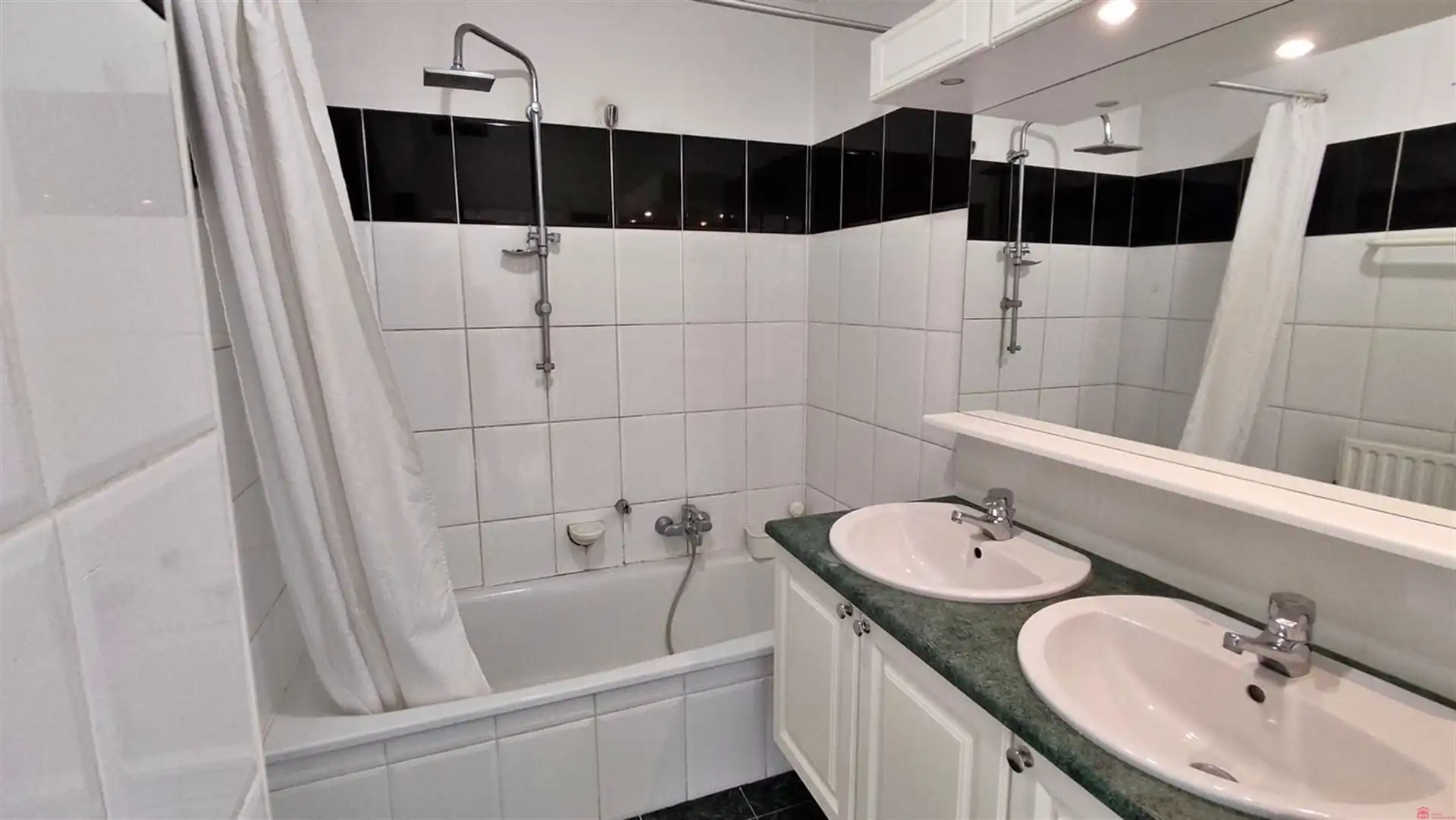 Lichtrijk appartement nabij station foto 8