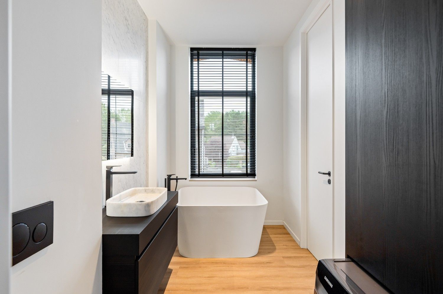 Prachtig en hedendaags gerenoveerde woning met zwembad te Lier foto 17