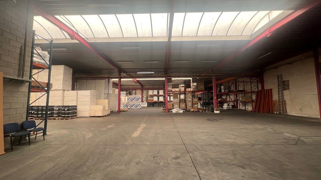 Bedrijfsgebouw met rolbrug te huur nabij centrum van Gent foto 2